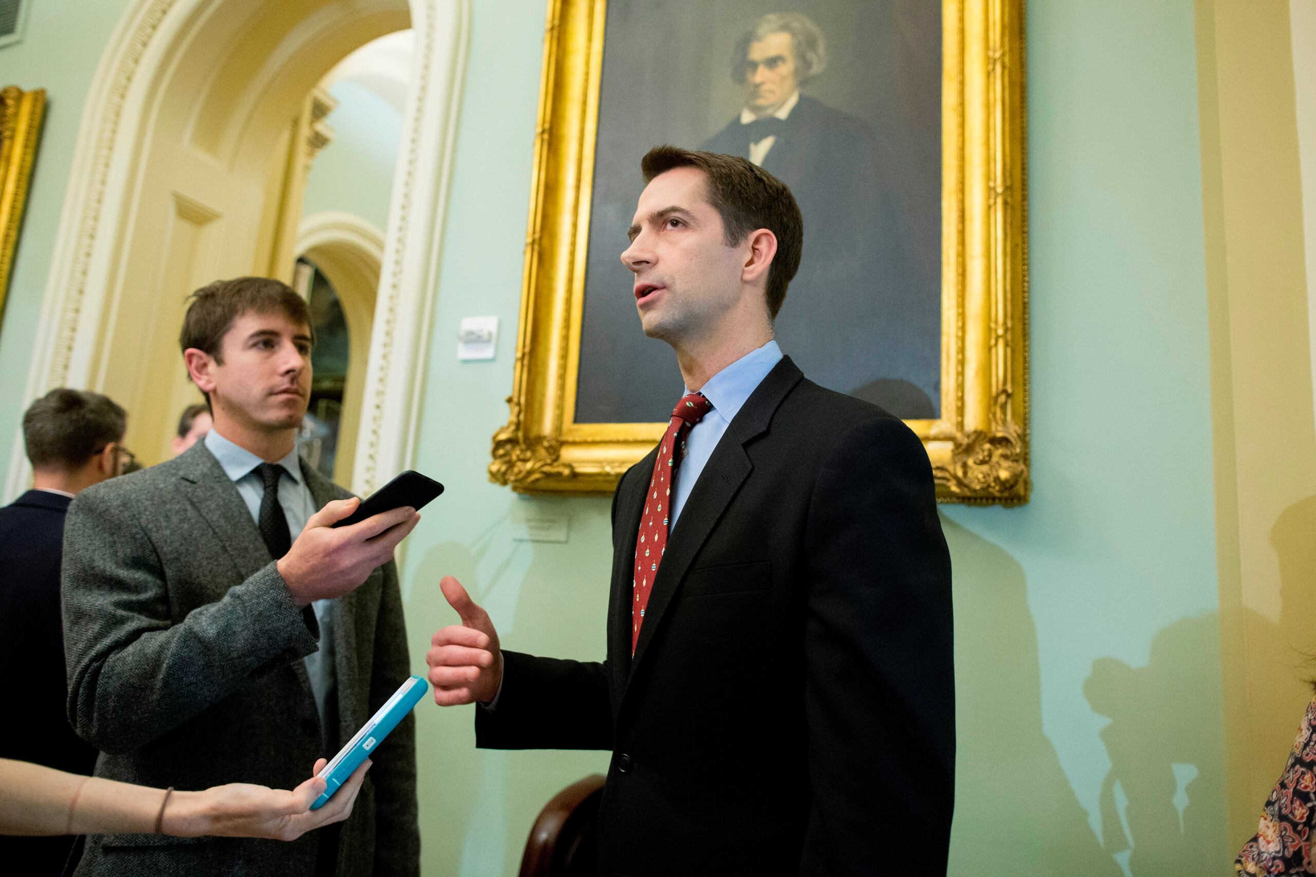 El senador republicano de Arkansas, Tom Cotton (d), habla con reporteros en el Capitolio, en Washington, DC (EE. UU.).