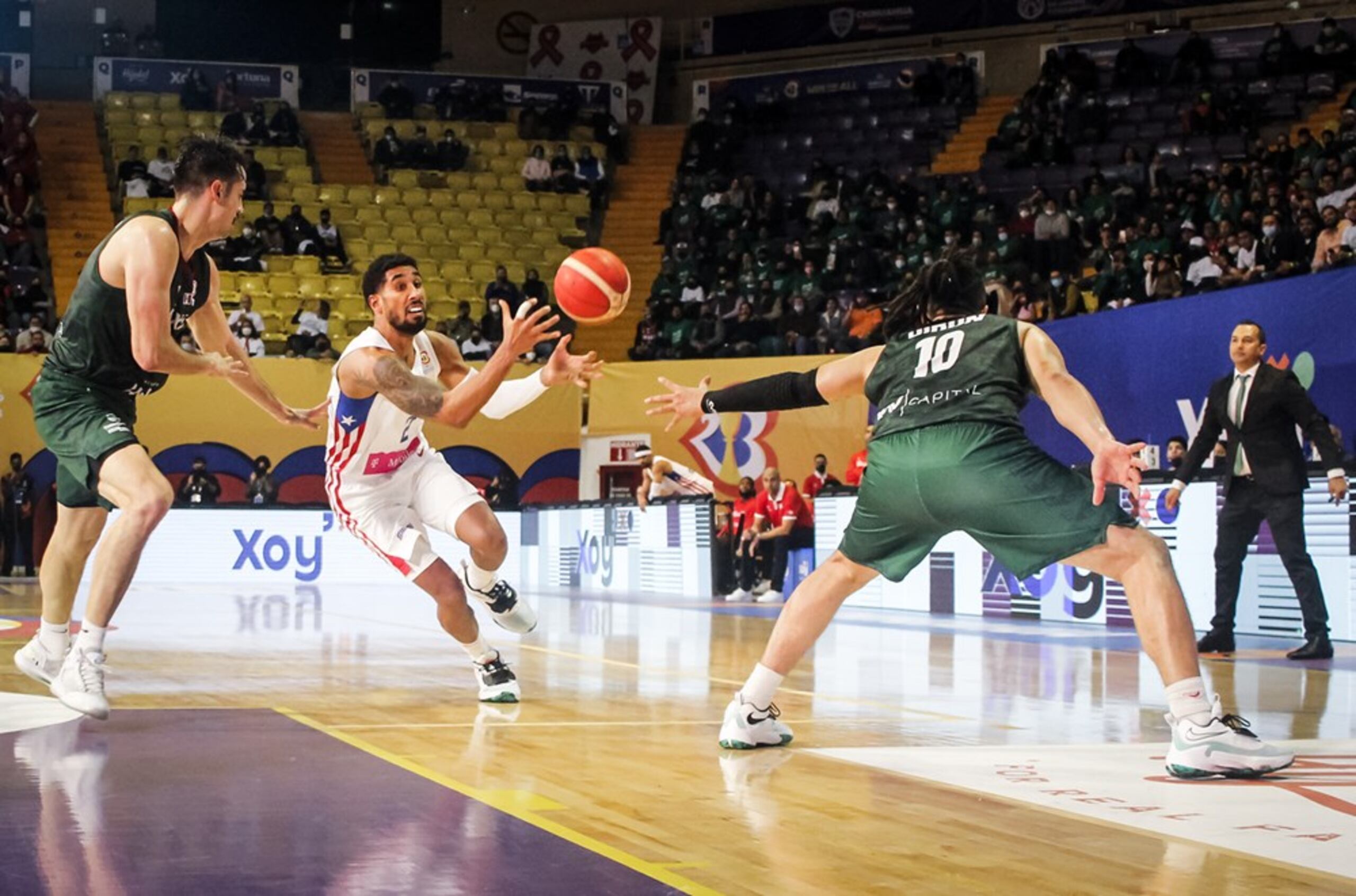 Jezreel de Jesús recibe el balón en movimiento ofensivo en el juego contra México.