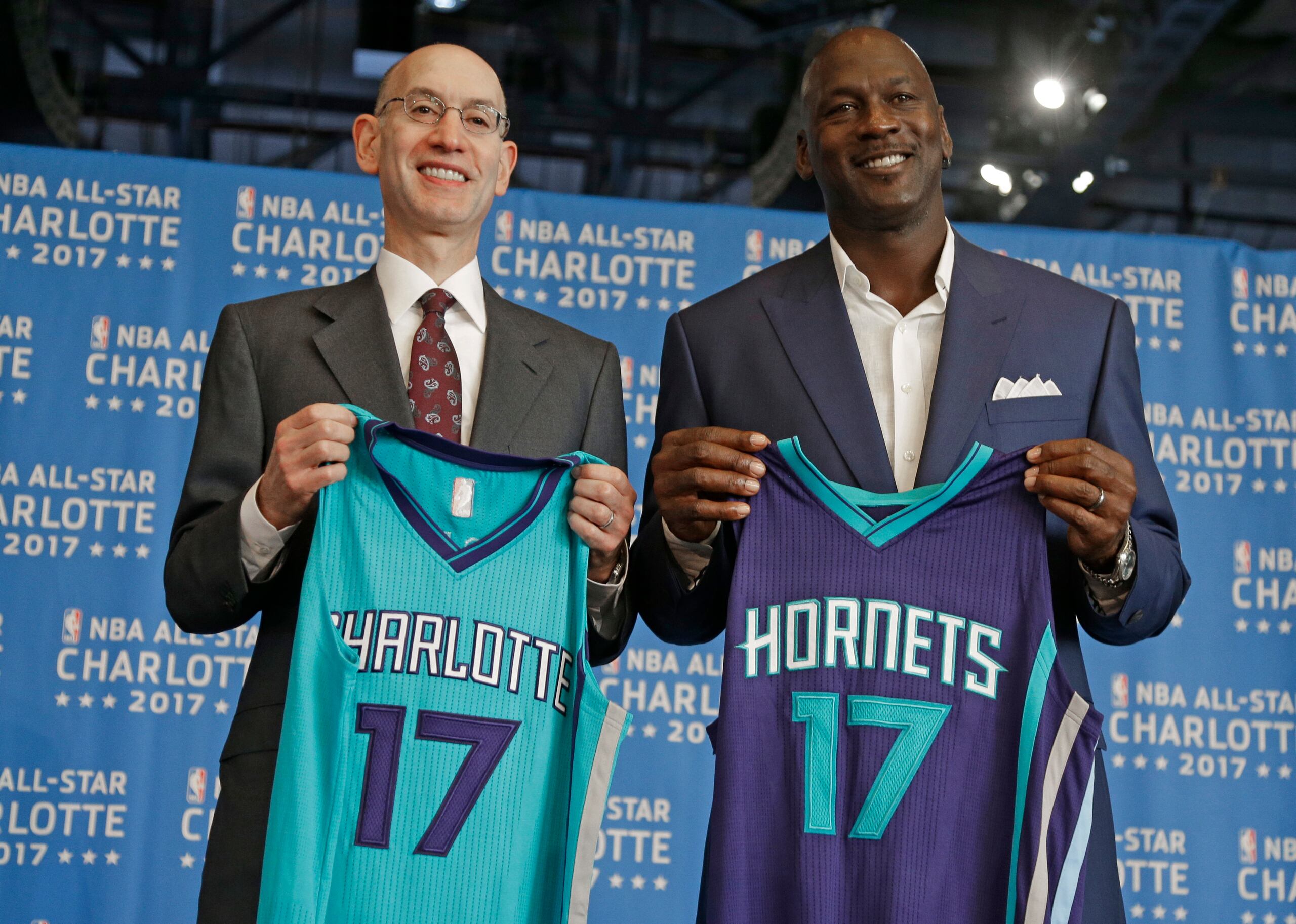 El comisionado de la NBA Adam Silver (izquierda) y el dueño de los Hornets de Charlotte Michael Jordan posaron en el 2015 para esta foto durante el anuncio de Charlotte como sede del Juego de Estrellas de la NBA del 23 de junio de 2015.