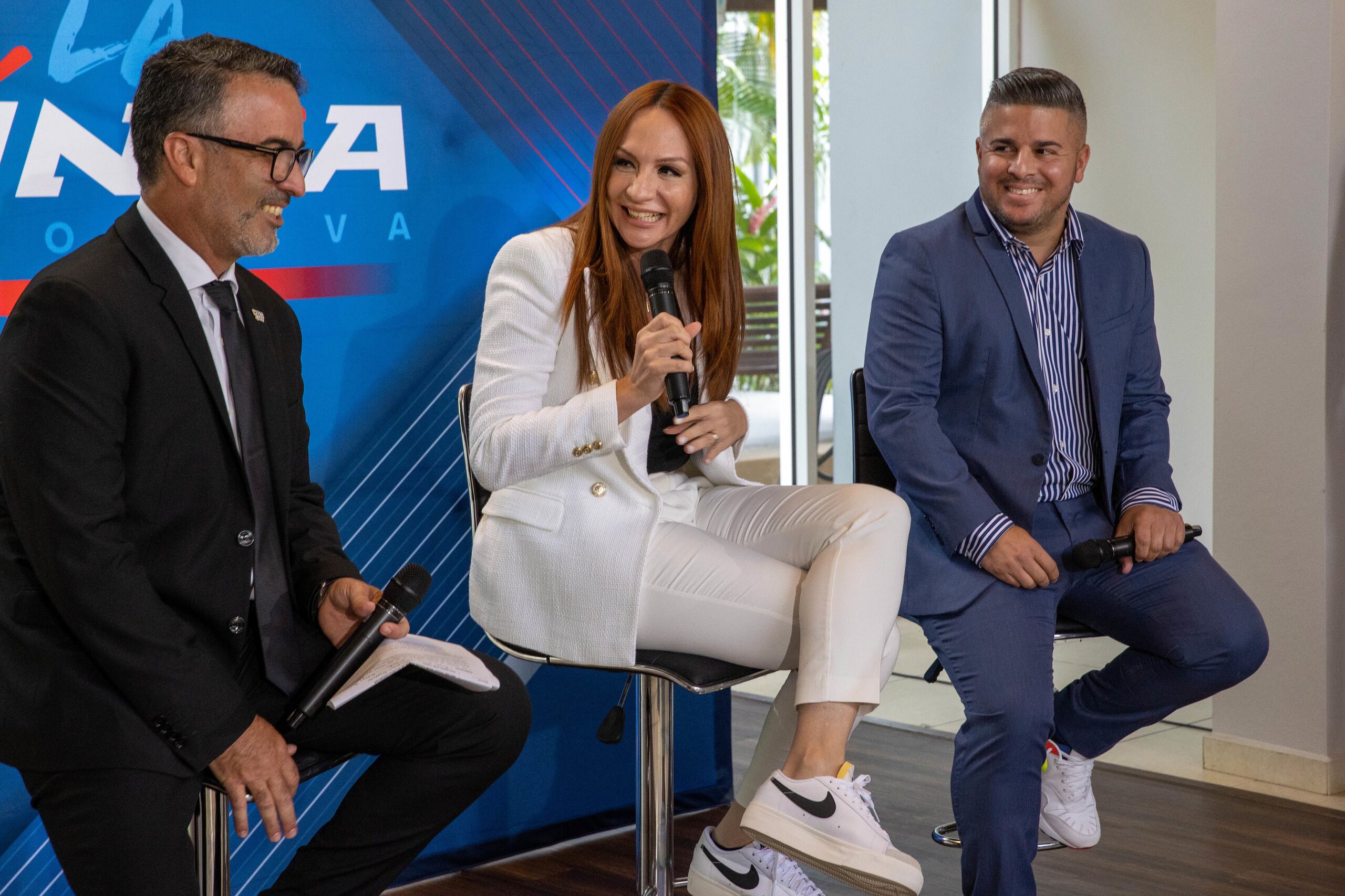 De izquierda a derecha, el gerente general de WAPA Deportes, Paco Vargas, junto a Natalia Meléndez y Kefrén Velázquez.