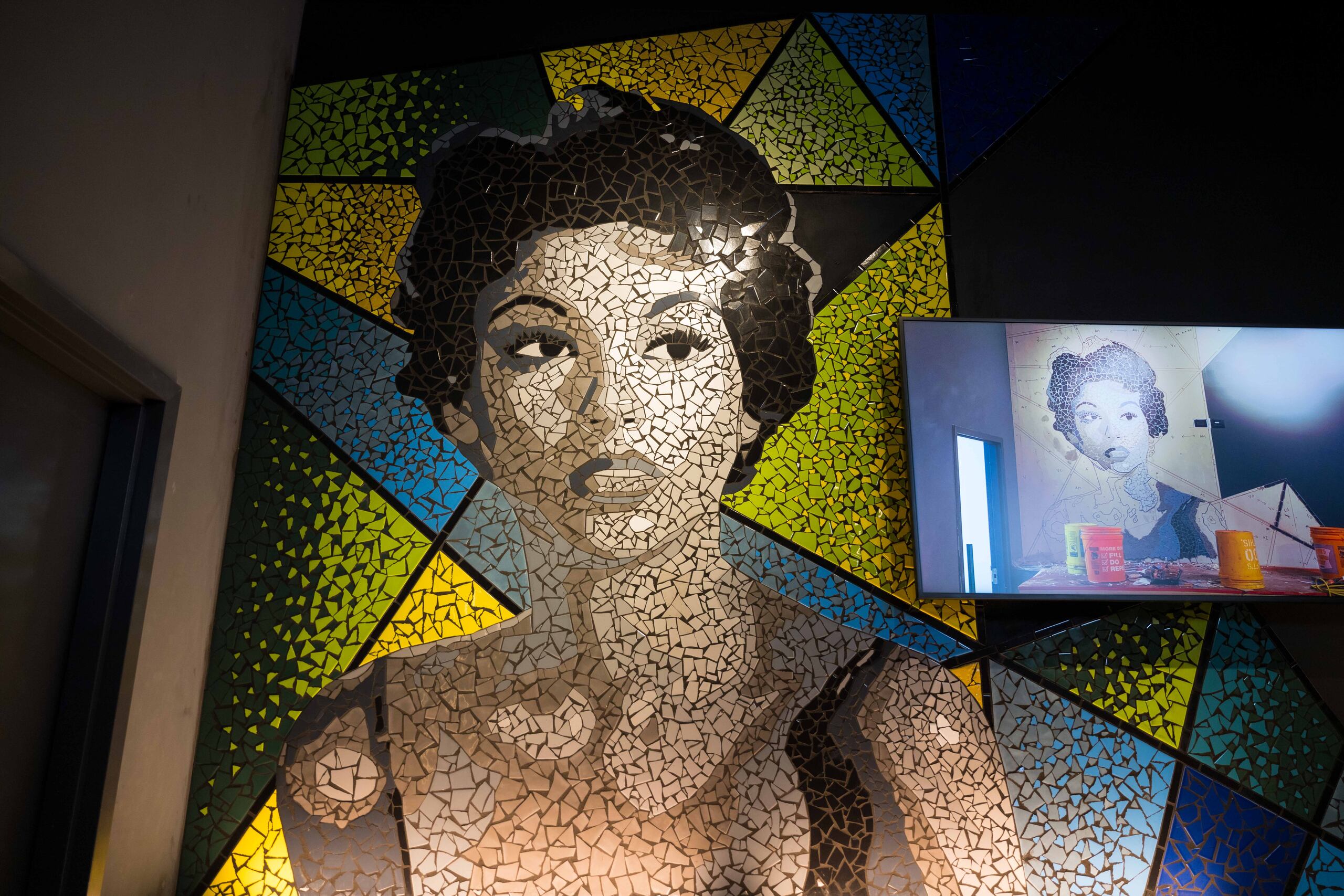 El mosaico de Rita Moreno fue creado por los artistas Roberto Biaggi y Celso González.