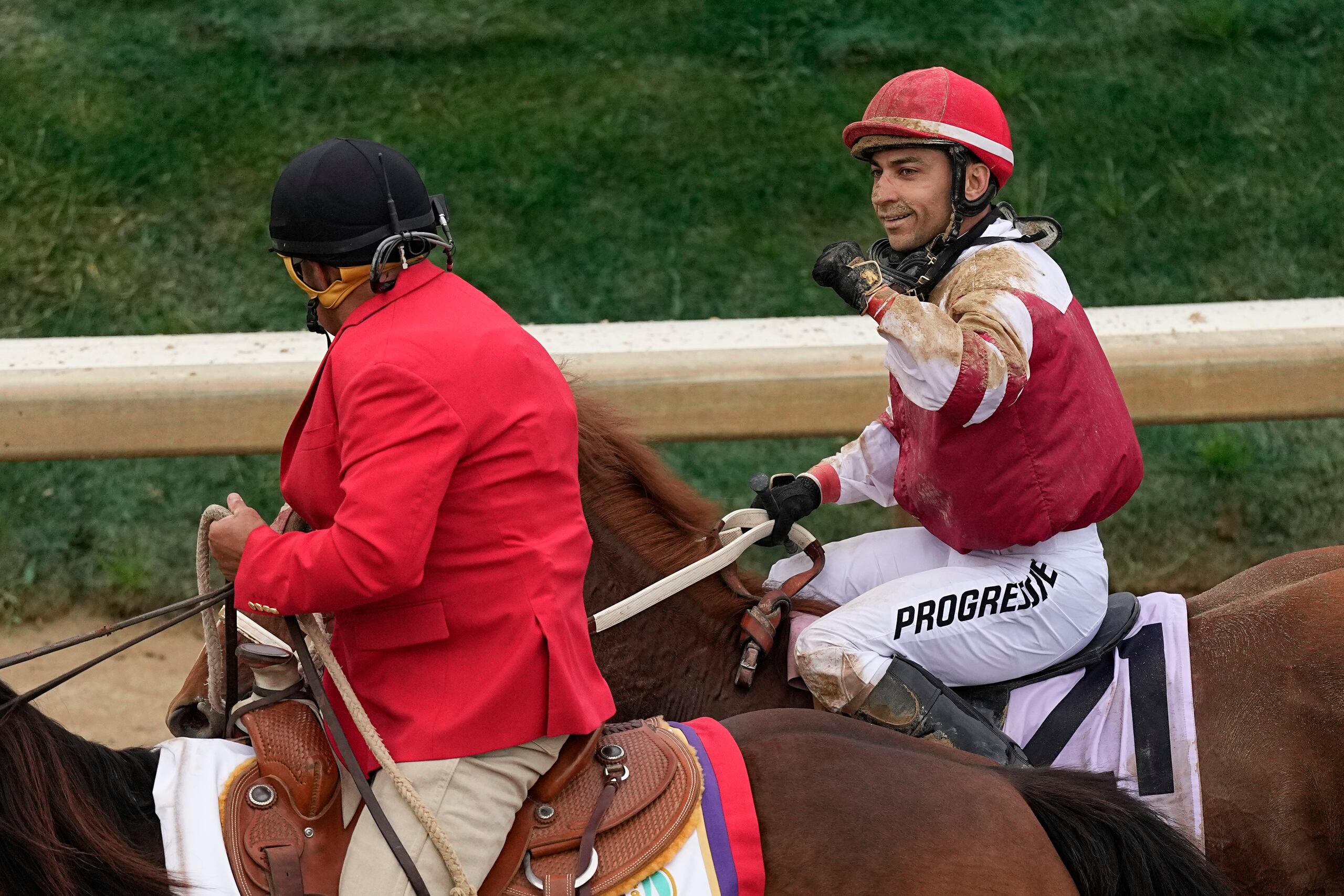 Rich Strike (21), con el jinete Sonny León en el sillín, llega al círculo de ganadores tras ganar el Derby de Kentucky, el 7 de mayo de 2022., en Louisville, Kentucky.