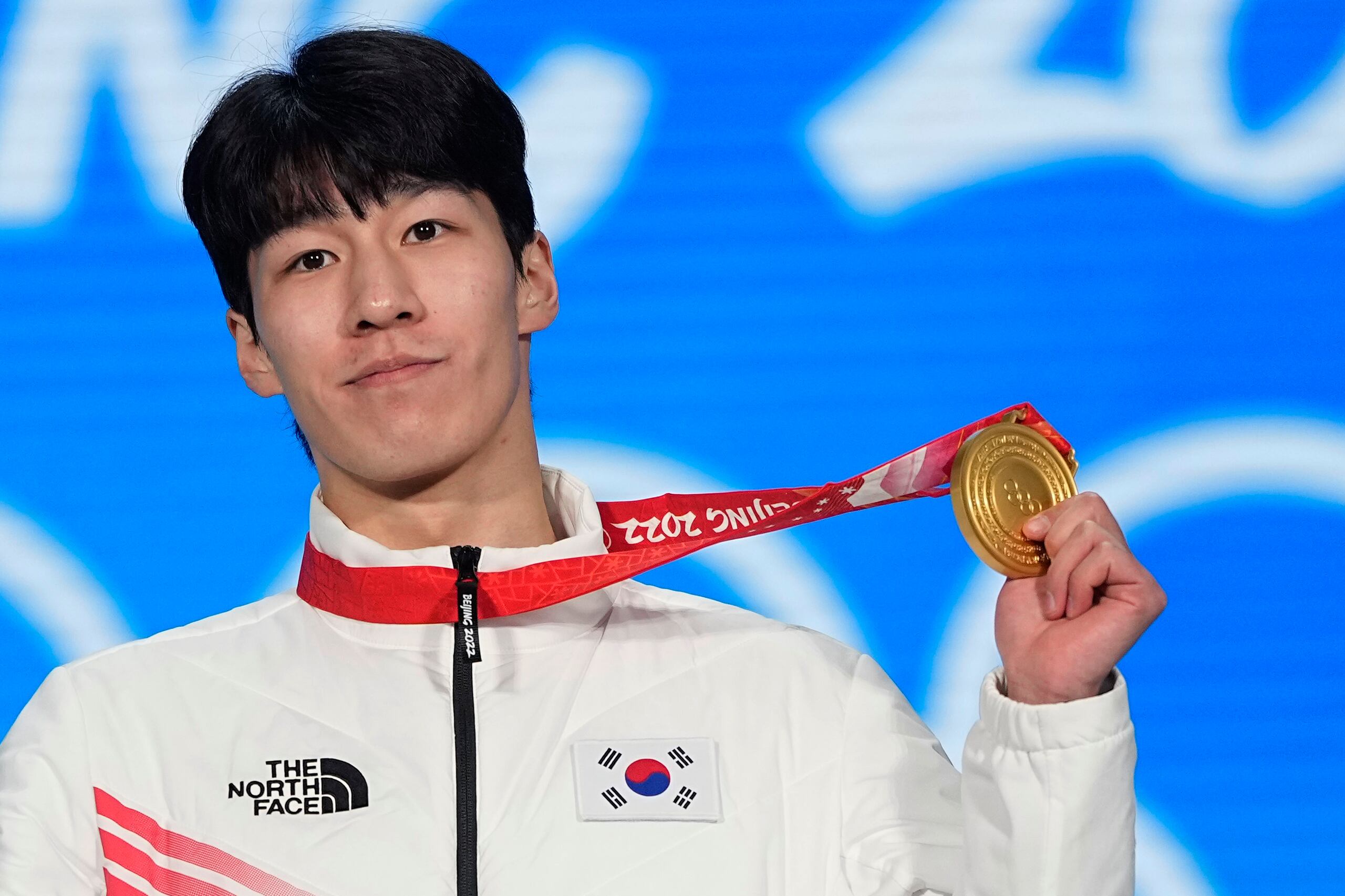 En foto del jueves 10 de febrero del 2022, el medallista de oro Hwang Dae-heon de Corea del Sur celebra tras ganar su medalla de oro en los 1.500 metros de patinaje de velocidad en los Juegos Olímpicos de Beijing. (AP Foto/Jae C. Hong)