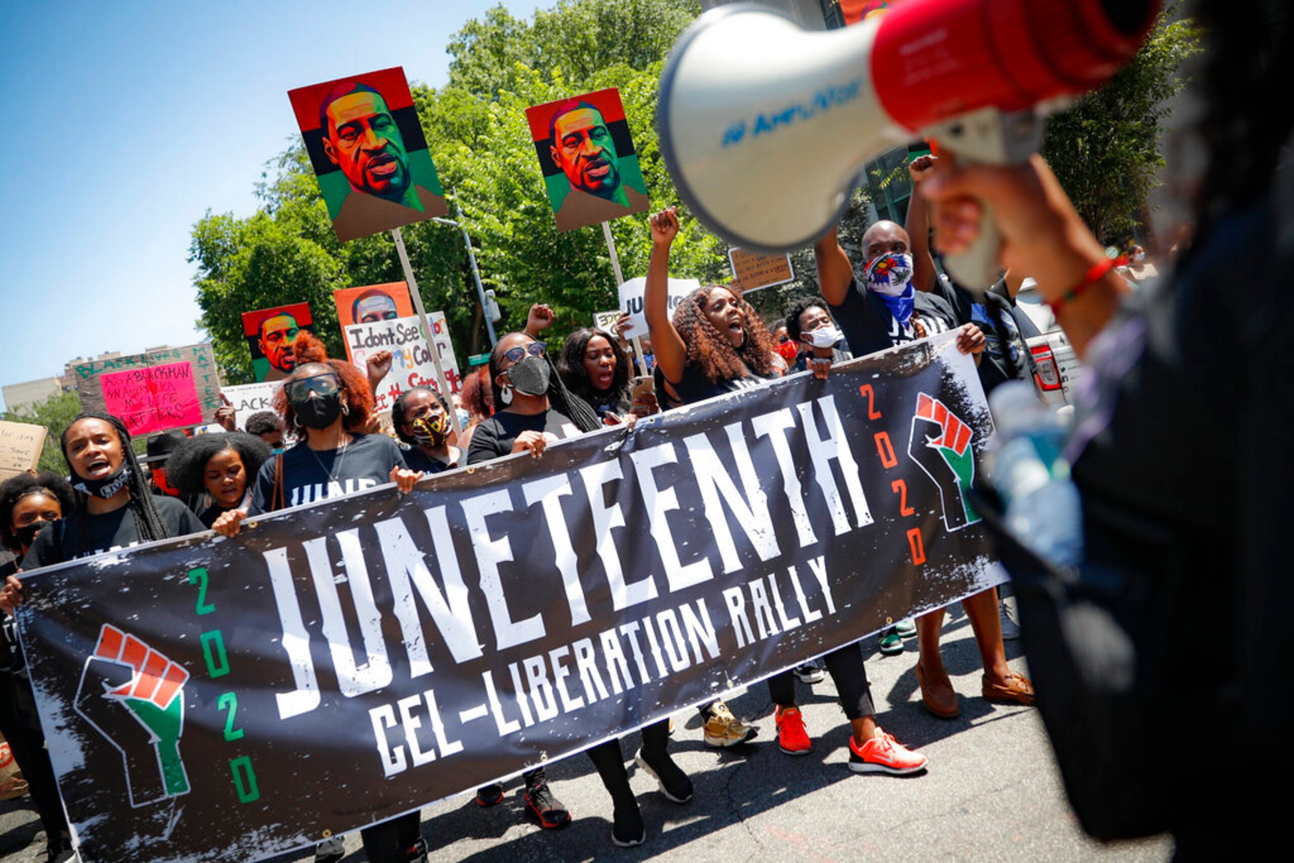 Manifestantes participan en una marcha tras un mitin por el Juneteenth en Nueva York el 19 de junio de 2020.