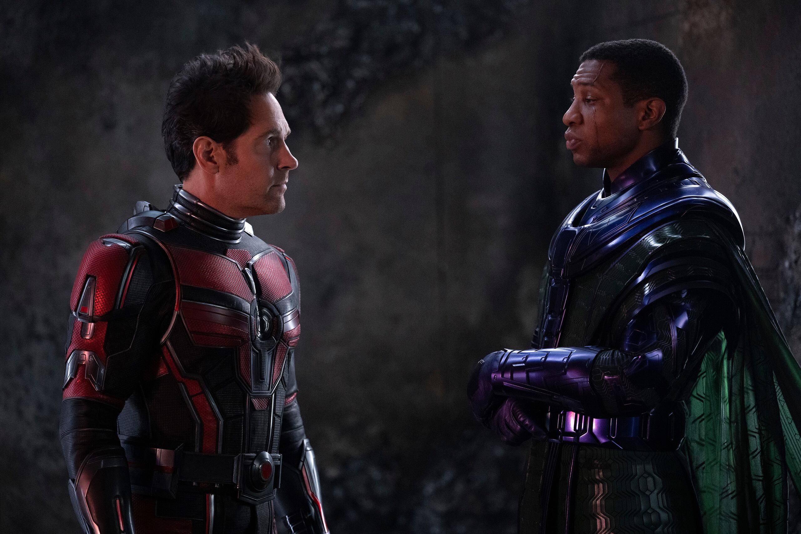 En esta imagen proporcionada por Disney, Paul Rudd (izquierda) y Jonathan Majors (derecha) en una escena de "Ant-Man and the Wasp: Quantumania". (Disney/Marvel Studios vía AP)