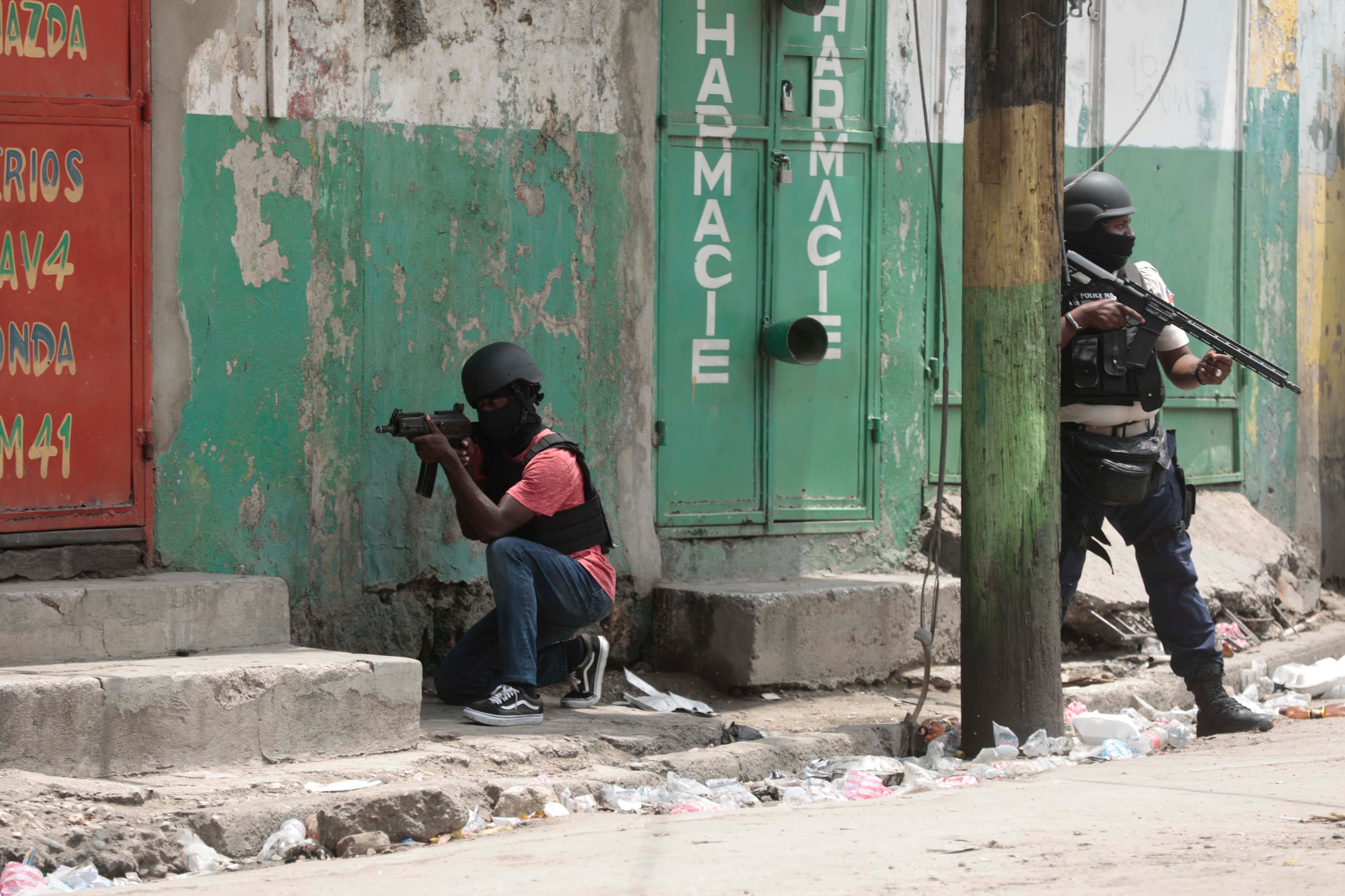 Agentes de policía participan en un operativo antipandillas en el vecindario Portail de Puerto Príncipe, Haití. (AP Foto/Odelyn Joseph)