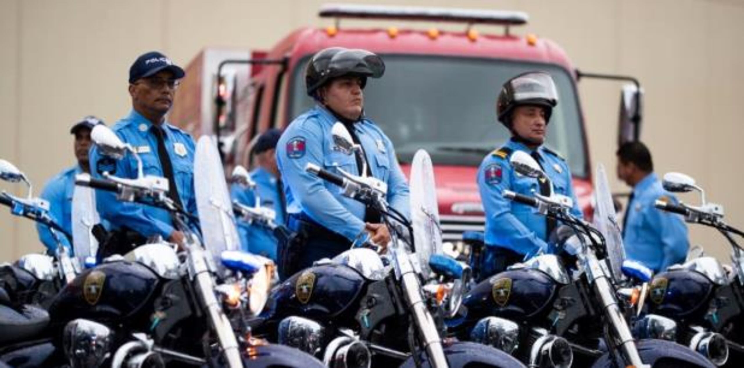 El gobernador hizo la primera entrega al Negociado de la Policía de unas 35 motoras. (tonito.zayas@gfrmedia.com)