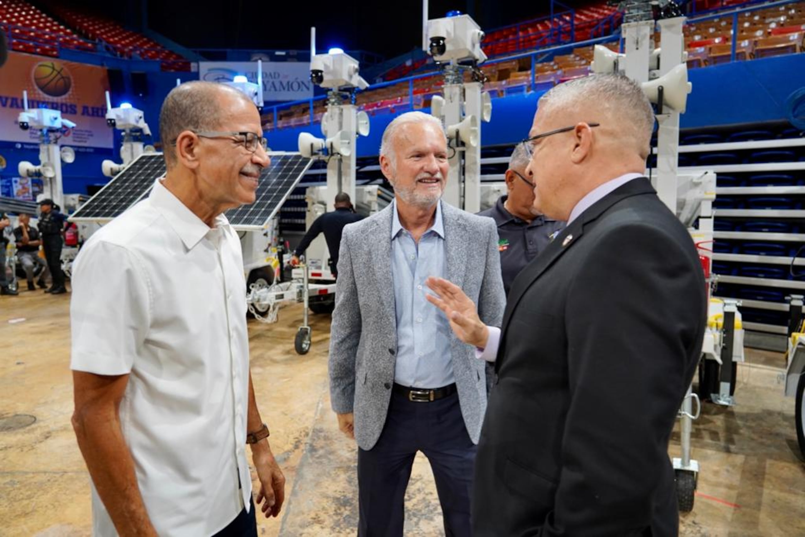 El secretario del DSP, Alexis Torres, junto a los alcaldes de Toa Baja, Bernardo "Betito" Márquez y el de Bayamón, Ramón Luis Rivera Cruz, durante la entrega de equipo.