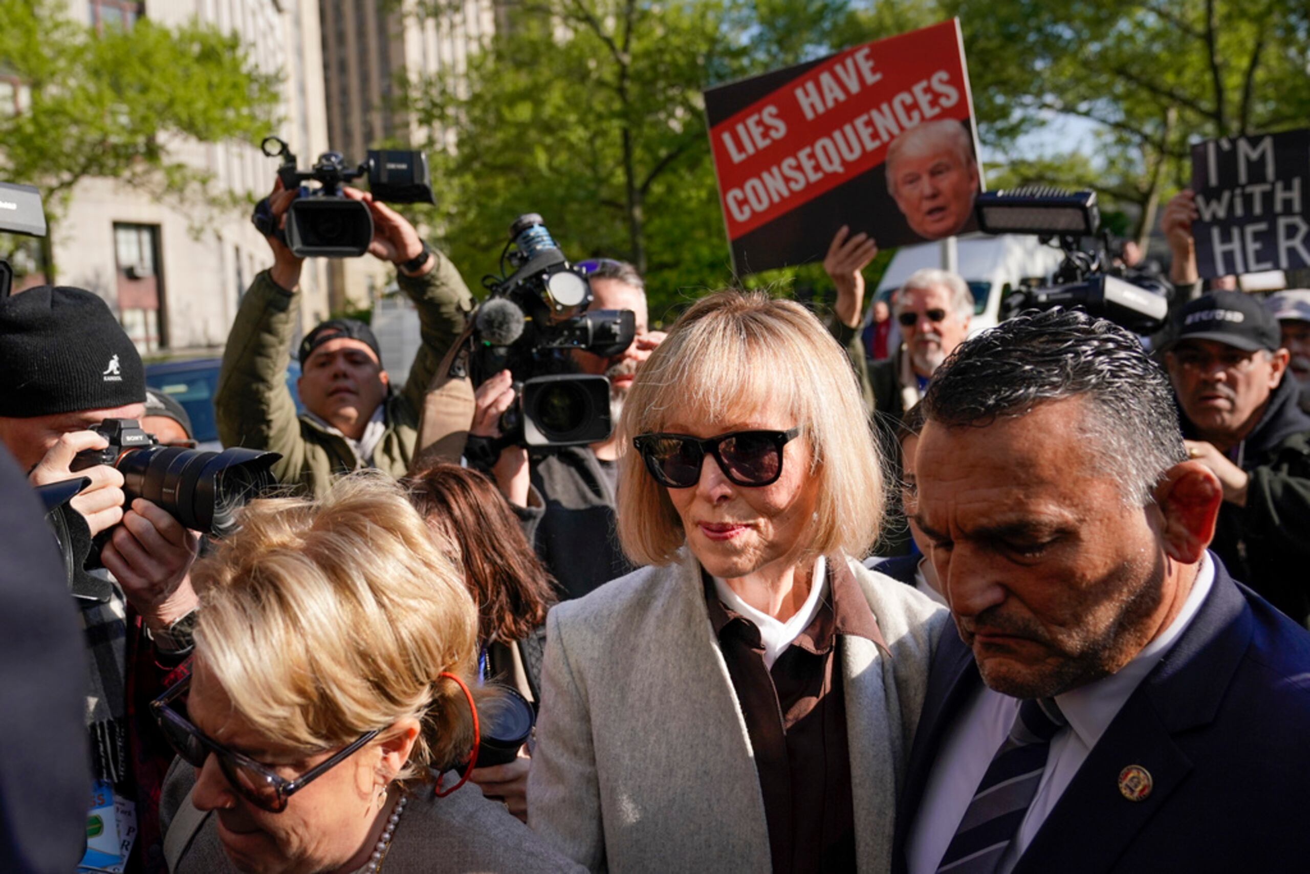 La excolumnista E. Jean Carroll ingresa a la corte federal de Manhattan, el martes 25 de abril de 2023, en Nueva York. (AP Foto/Seth Wenig)