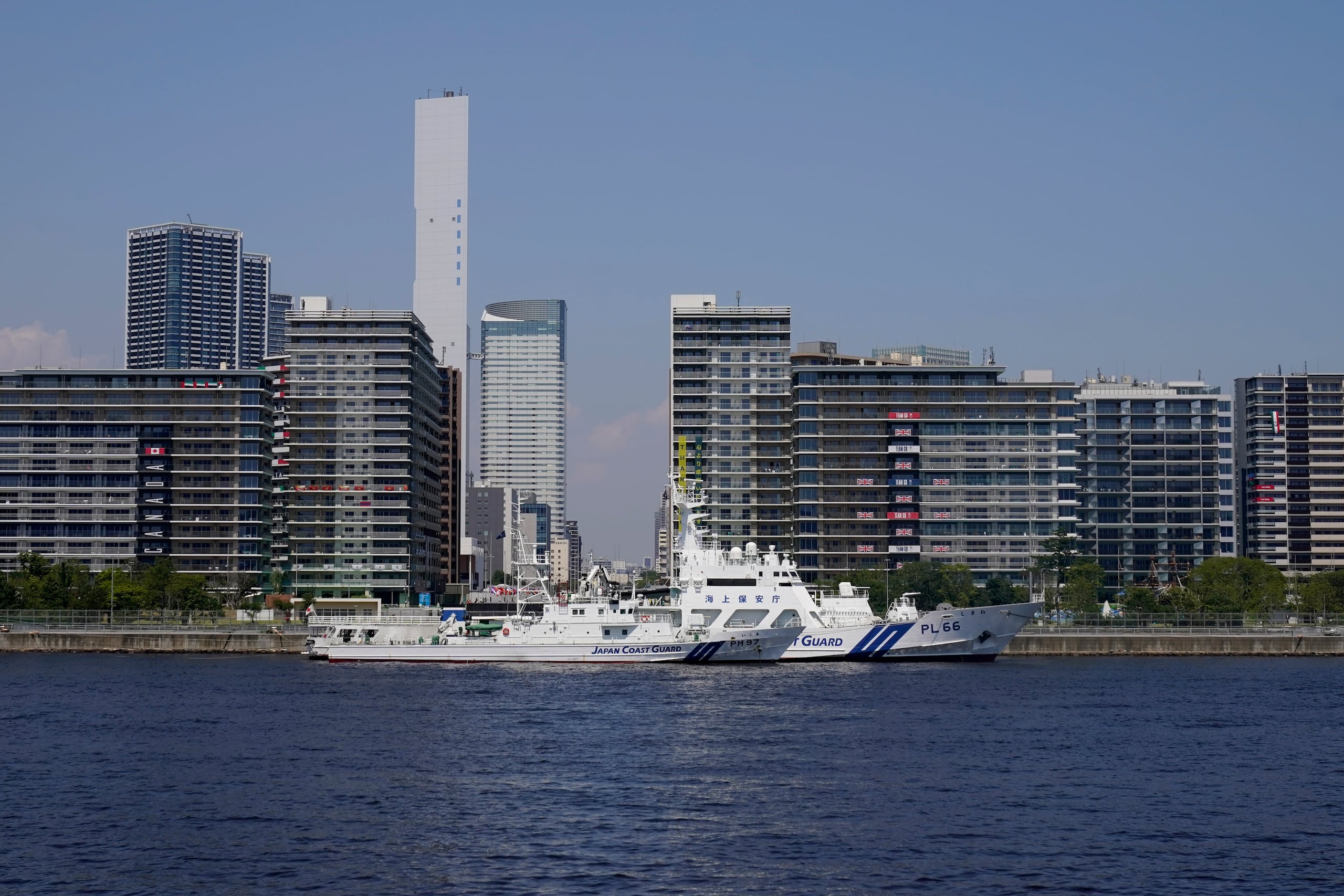 Navíos de la Guardia Costera en la Bahía de Tokio frente a la Villa Olímpica, el lunes 19 de julio de 2021. (AP Foto/Charlie Riedel)