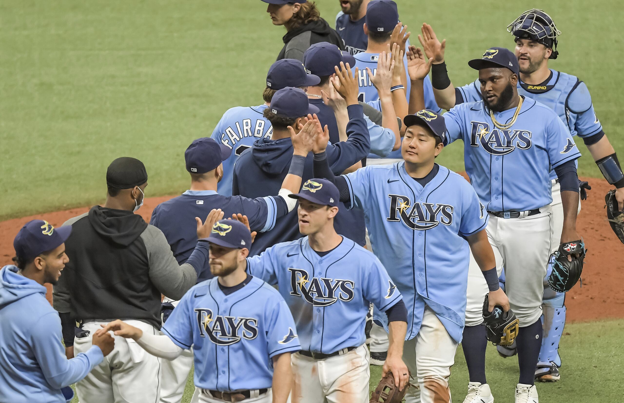 El relajamiento de protocolos incluye levantar la obligación de usar cubrebocas en los dugouts y bullpens.