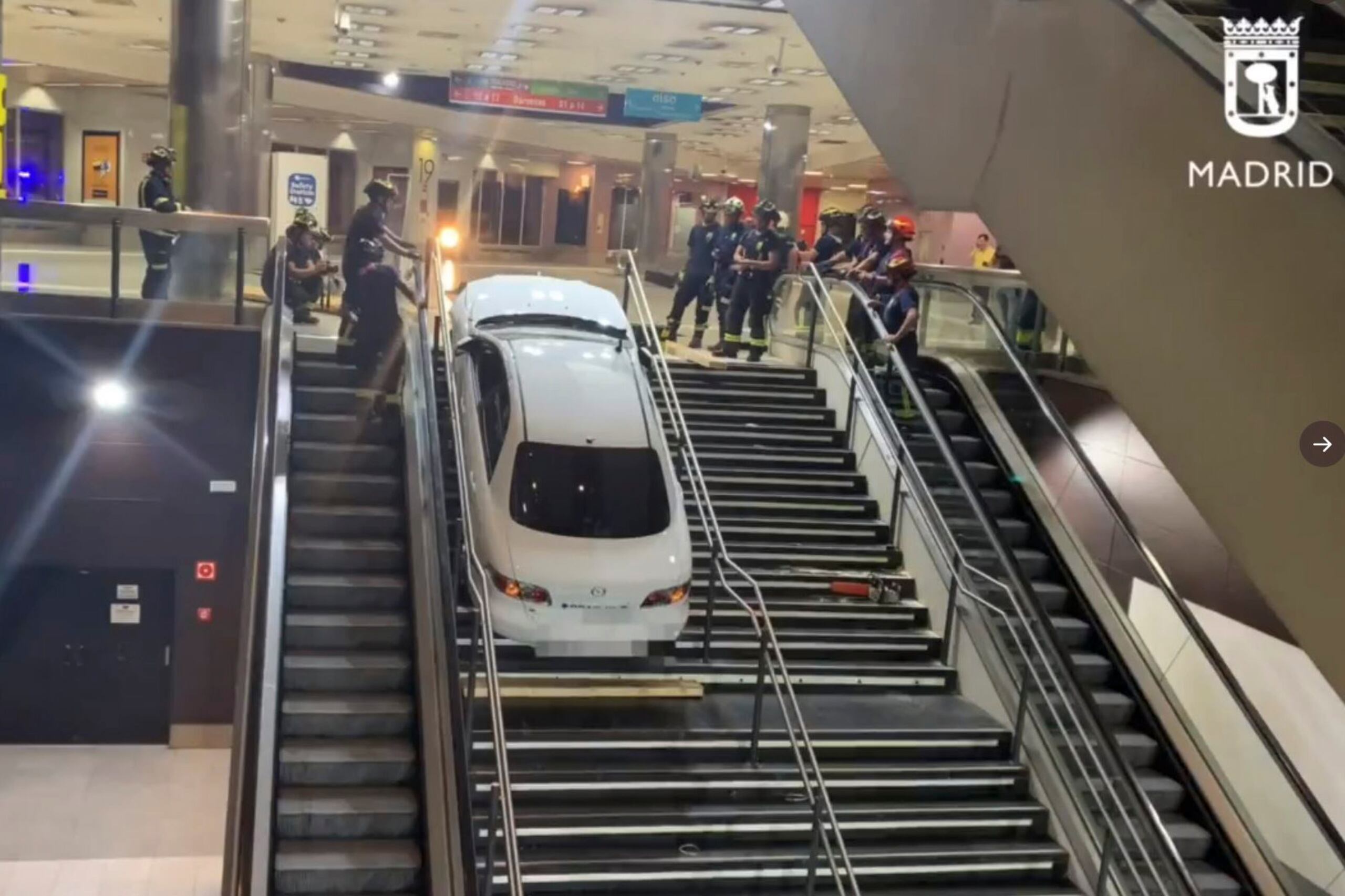 Imagen del automóvil robado que quedó atrapado en las escaleras de una estación de transporte de viajeros de Madrid. EFE/Emergencias Madrid