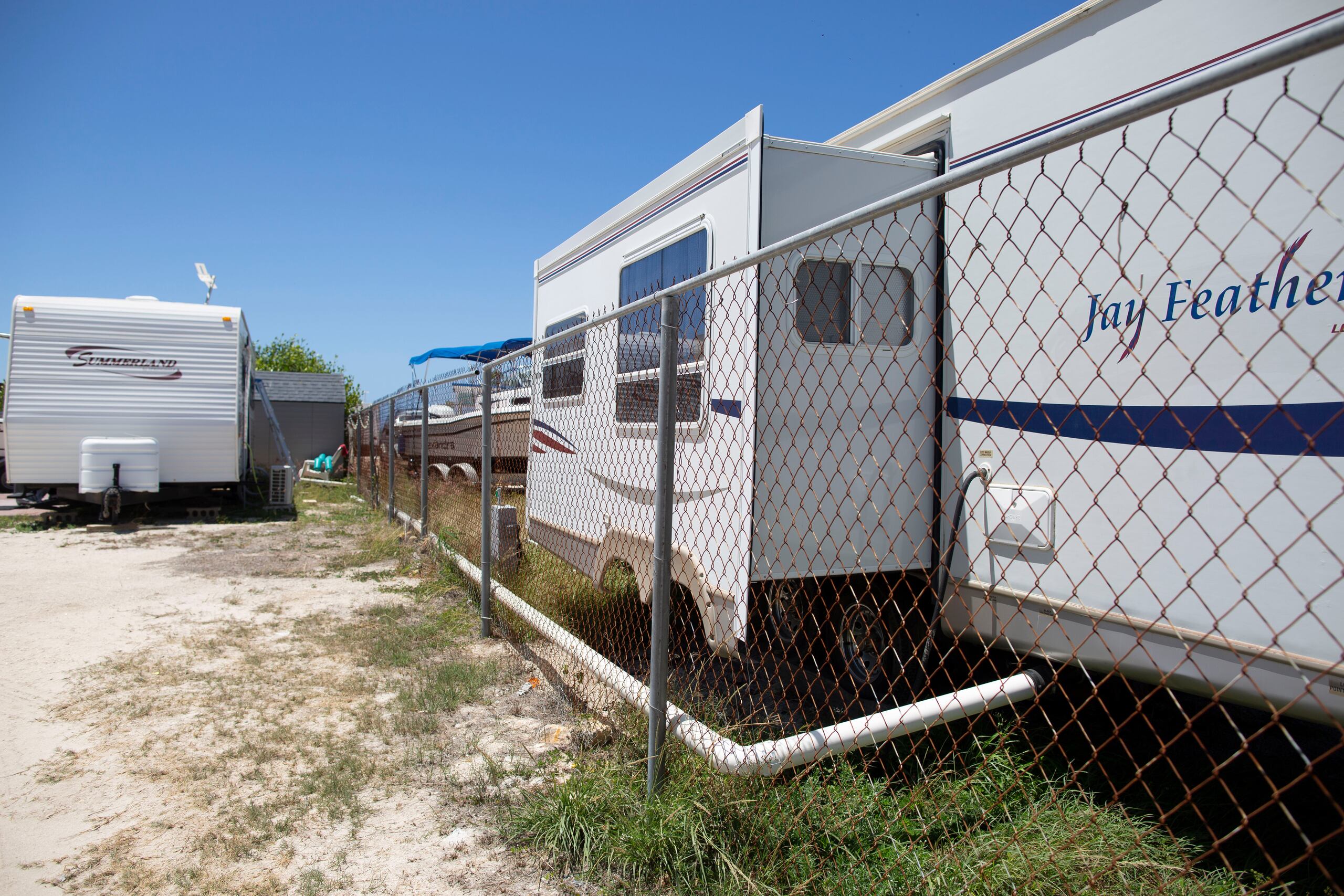 Las casas y trailers están enclavados en los mangles de la reserva natural, donde a la vera del camino se pueden ver los avisos del ecosistema protegido federalmente que ubica entre Salinas y Guayama y que abarca en su totalidad 2,883 cuerdas.