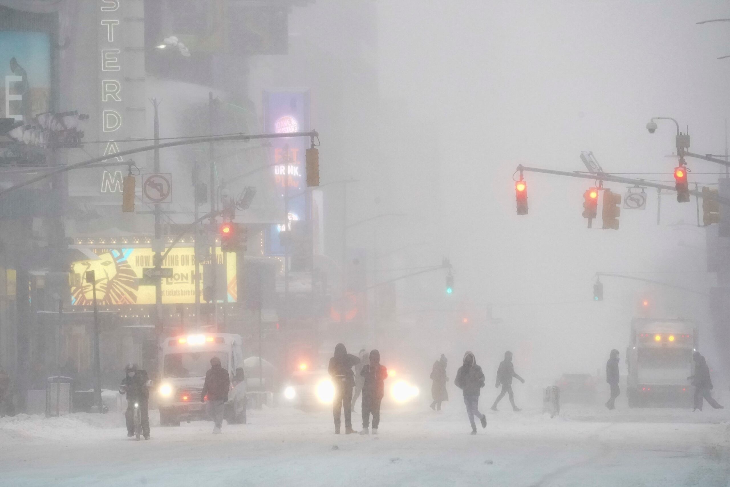 La Ciudad de Nueva York y Filadelfia estaban lejos de los máximos históricos, pero la nieve caída era de consideración: al menos 7.5 pulgadas en Central Park, de Nueva York, y en el aeropuerto de Filadelfia.