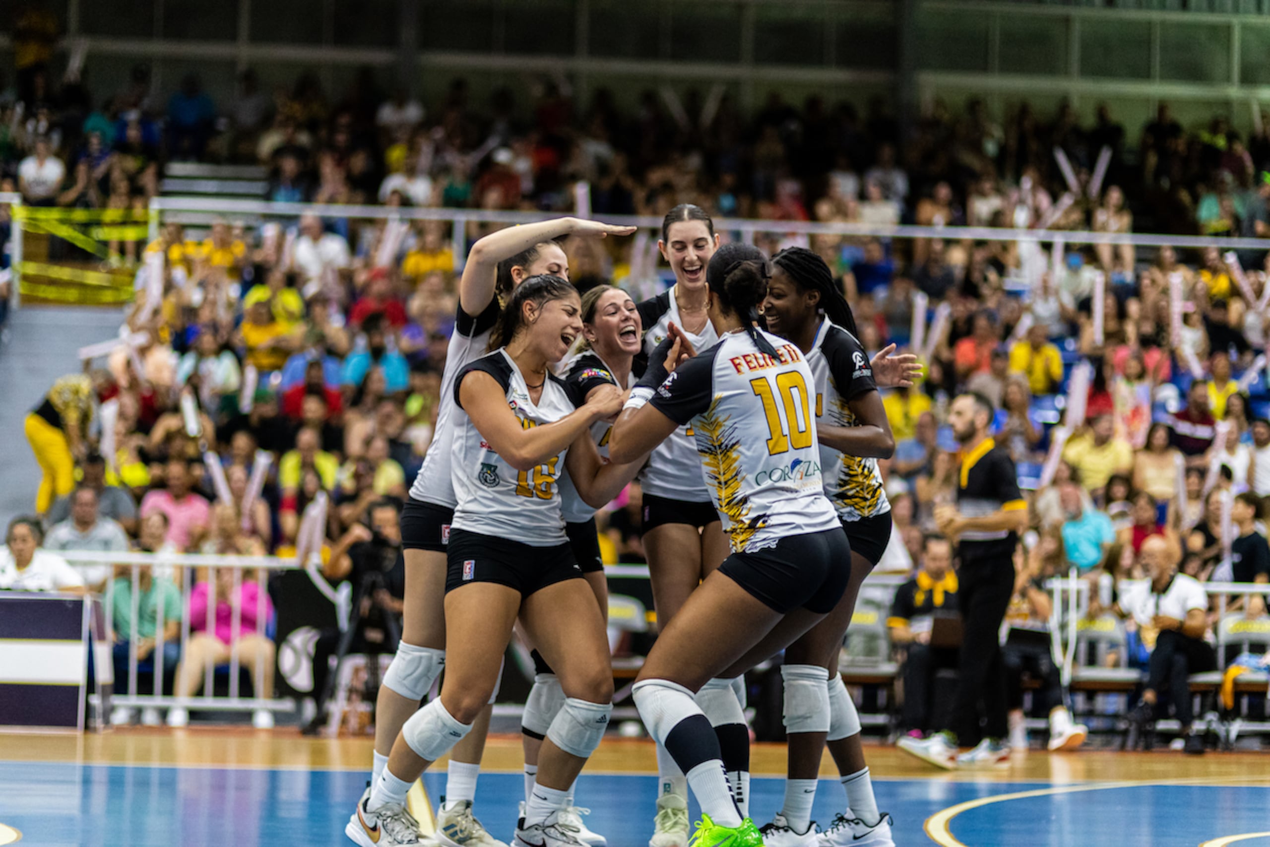 Las Pinkin celebran en el coliseo Carmen Zoraida Figueroa, de Corozal.