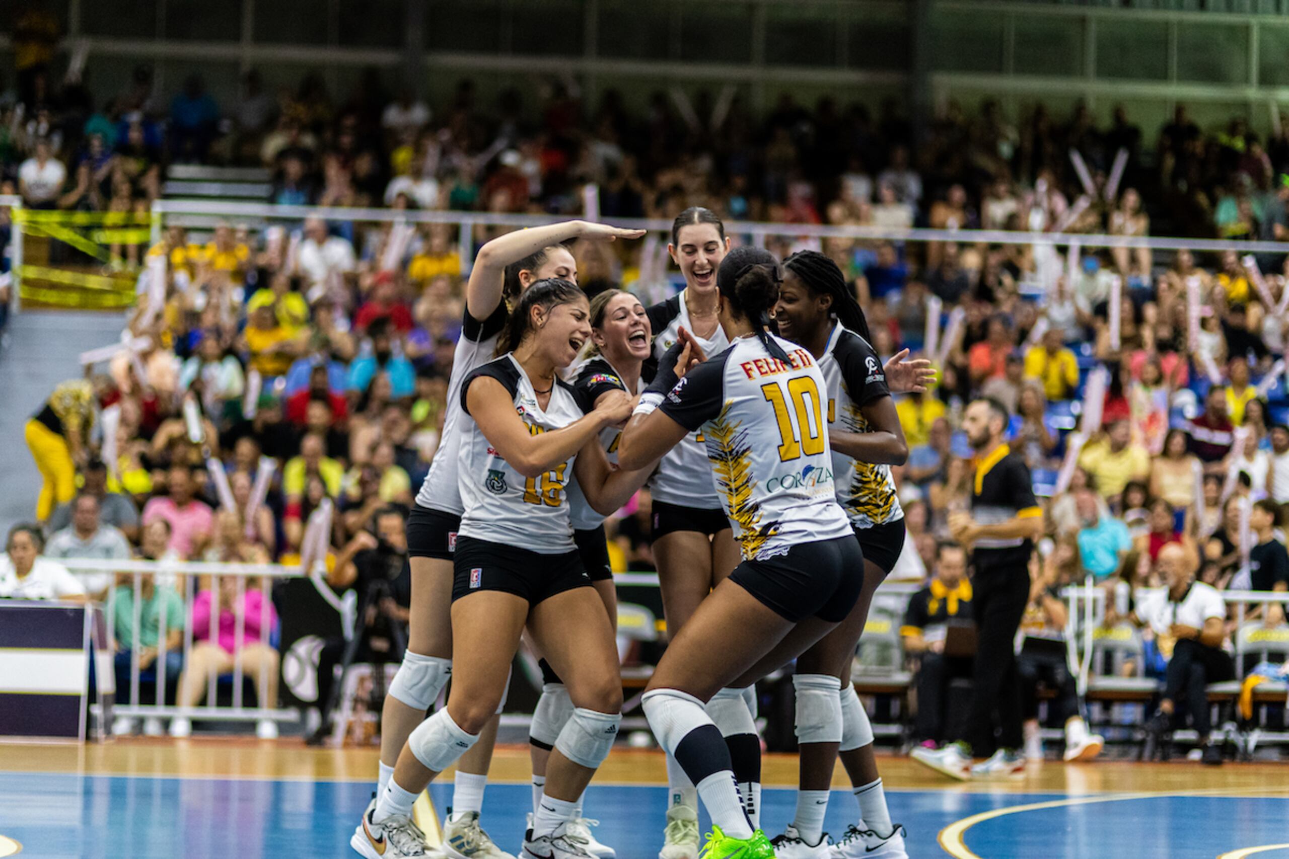 El dueño del Fury de Ohio, Jeff Gigler, vino a conocer a Pérez durante el Duelo de la Montaña, que fue parte de las semifinales del Voleibol Superior.