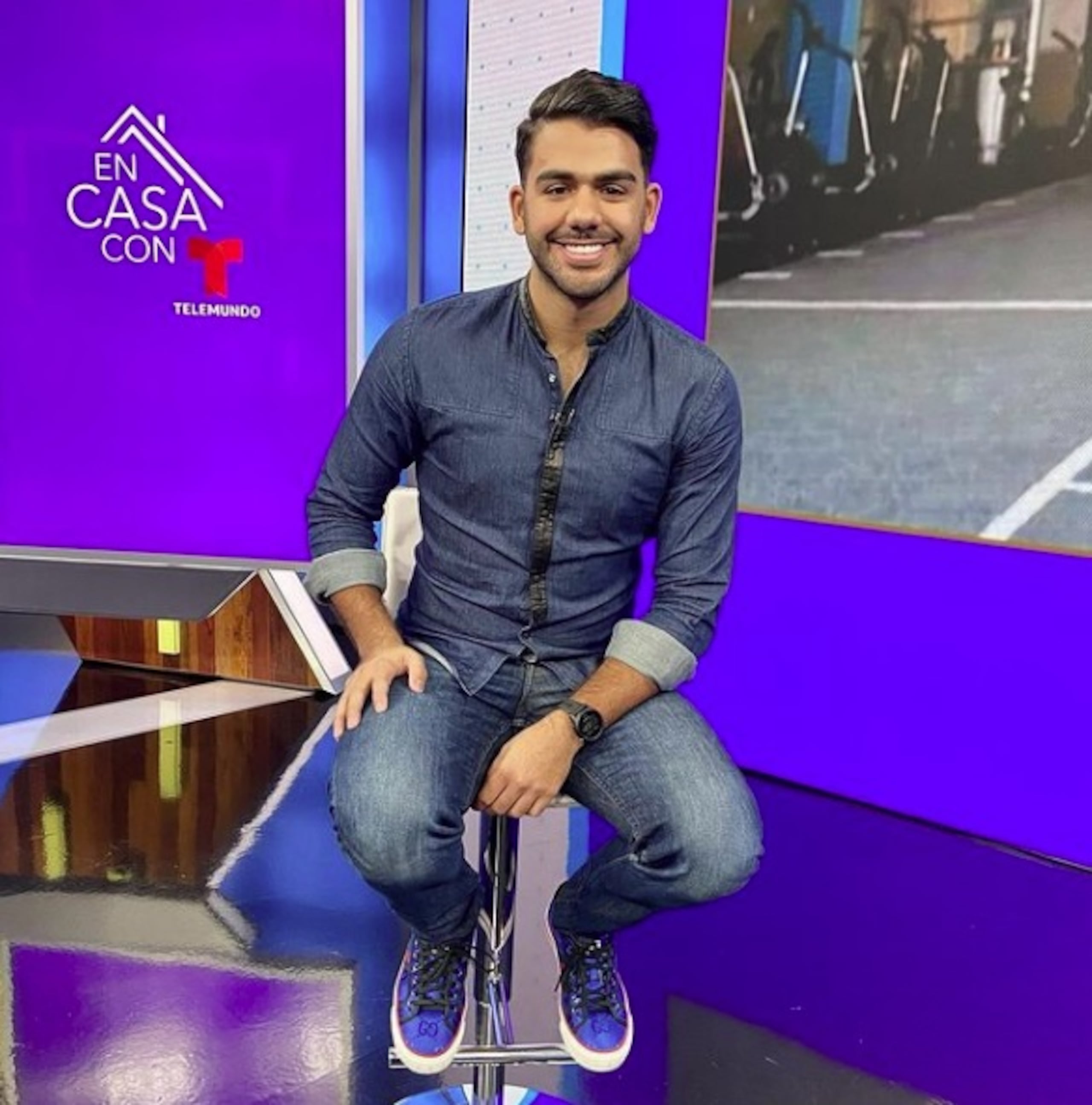 El joven Carlos Adyan anima el programa "En casa con Telemundo".