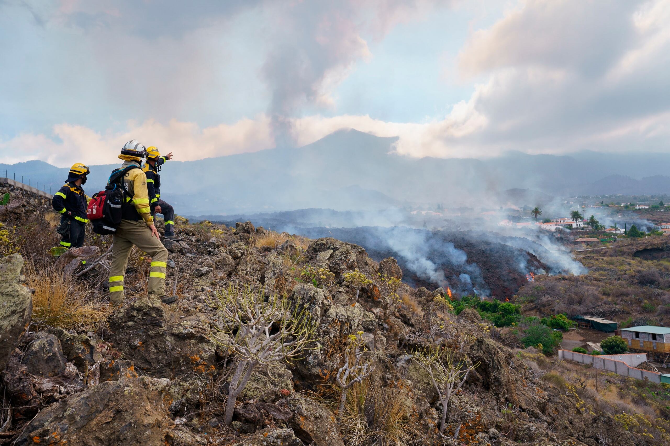 Una colada de lava provocada por la erupción que comenzó el 19 de septiembre en La Palma se desplaza por el bario de Todoque, en el municipio de Los Llanos de Ariadne, donde sus vecinos están siendo desalojados. EFE/Ramón de la Rocha
