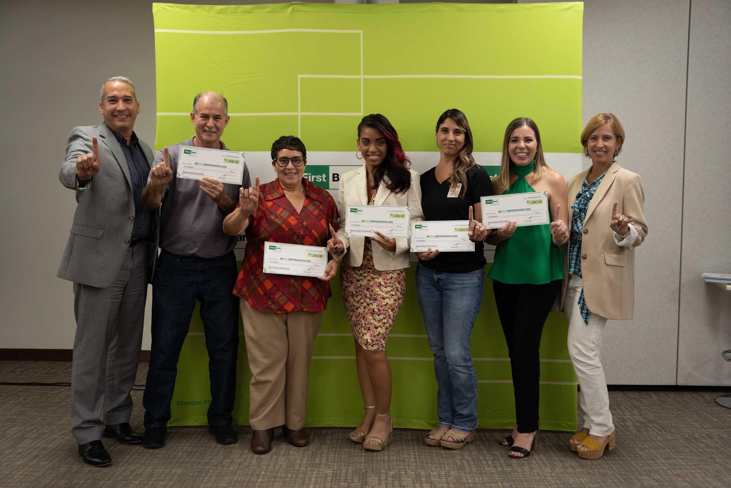 De izquierda a derecha, Ildelfonso Rodríguez Troche, VP Small Business Manager, junto a los cinco empresarios ganadores de $1,000 en 1Éxito Empresarios 2022, y Carmen Pagán, vicepresidenta ejecutiva y directora de Cumplimiento.