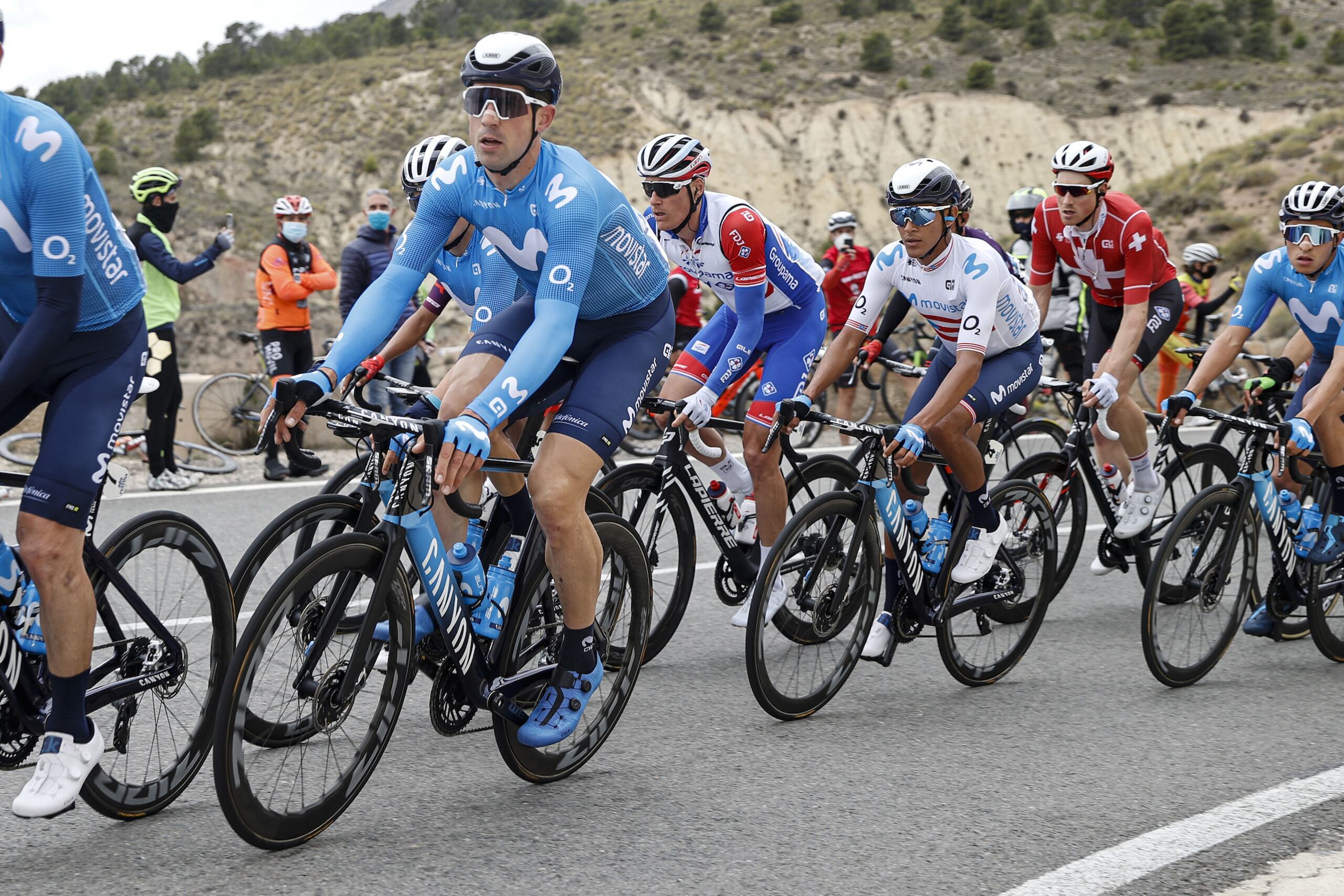 Abner González, camiseta blanca, finalizó sexto en la clasificación general de la Vuelta a Portugal.