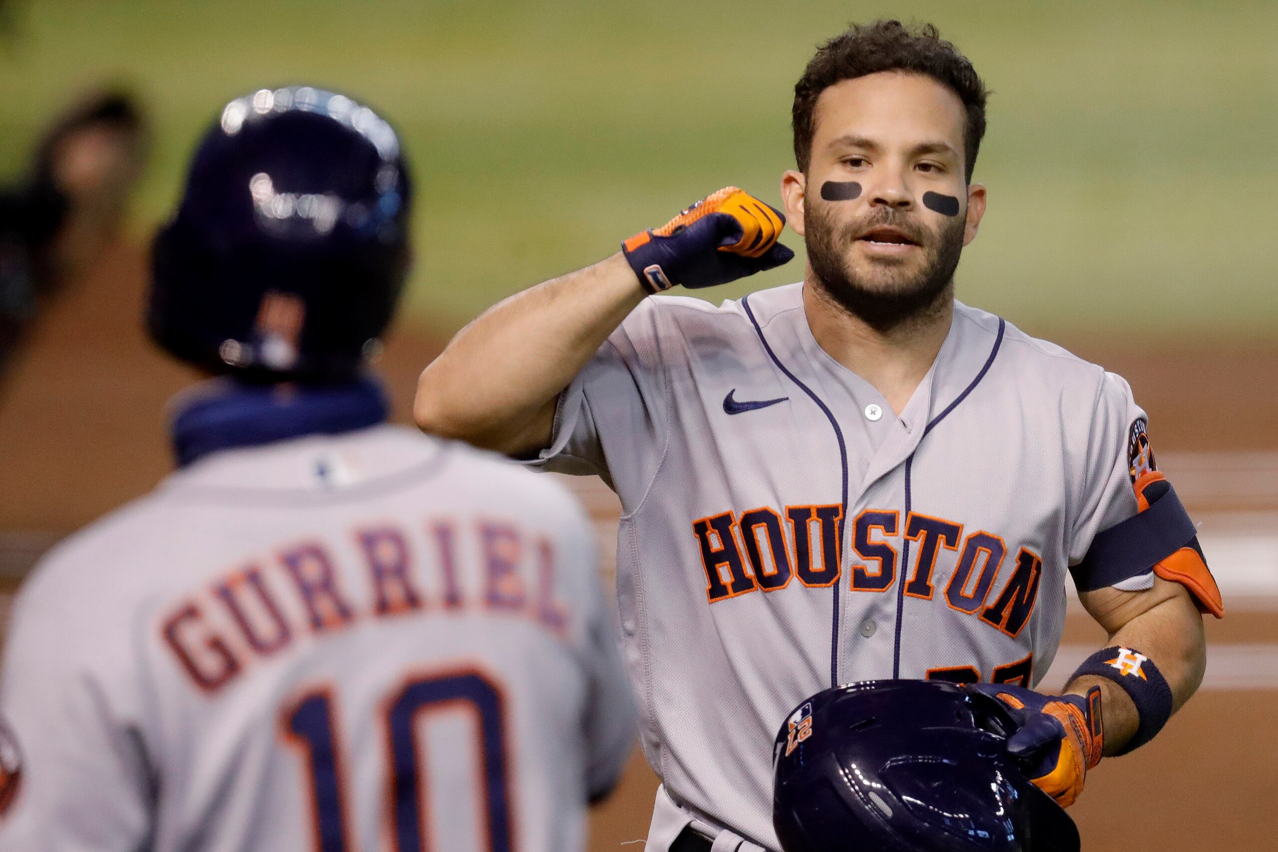 El venezolano de los Astros de Houston, José Altuve, ganador de cinco Bates de Plata por su ofensiva, conectaba para solo .146 hasta el miércoles.