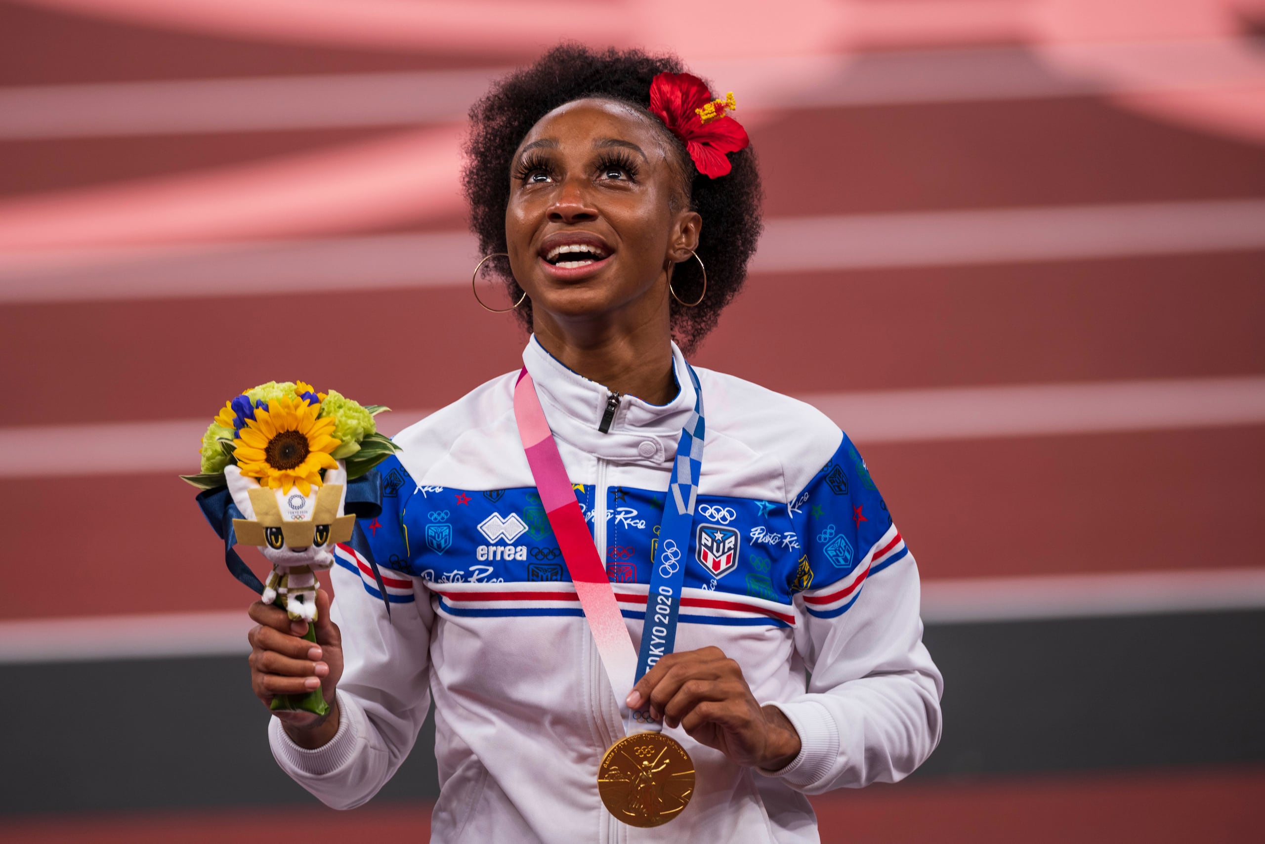 Jasmine Camacho Quinn compró la flor de amapola que llevó en la ceremonia de premiación, porque estaba segura que iba a ganar una medalla. Le dijo a su mamá que quería llevar una flor típica de Puerto Rico y la misma la compró en Amazon.