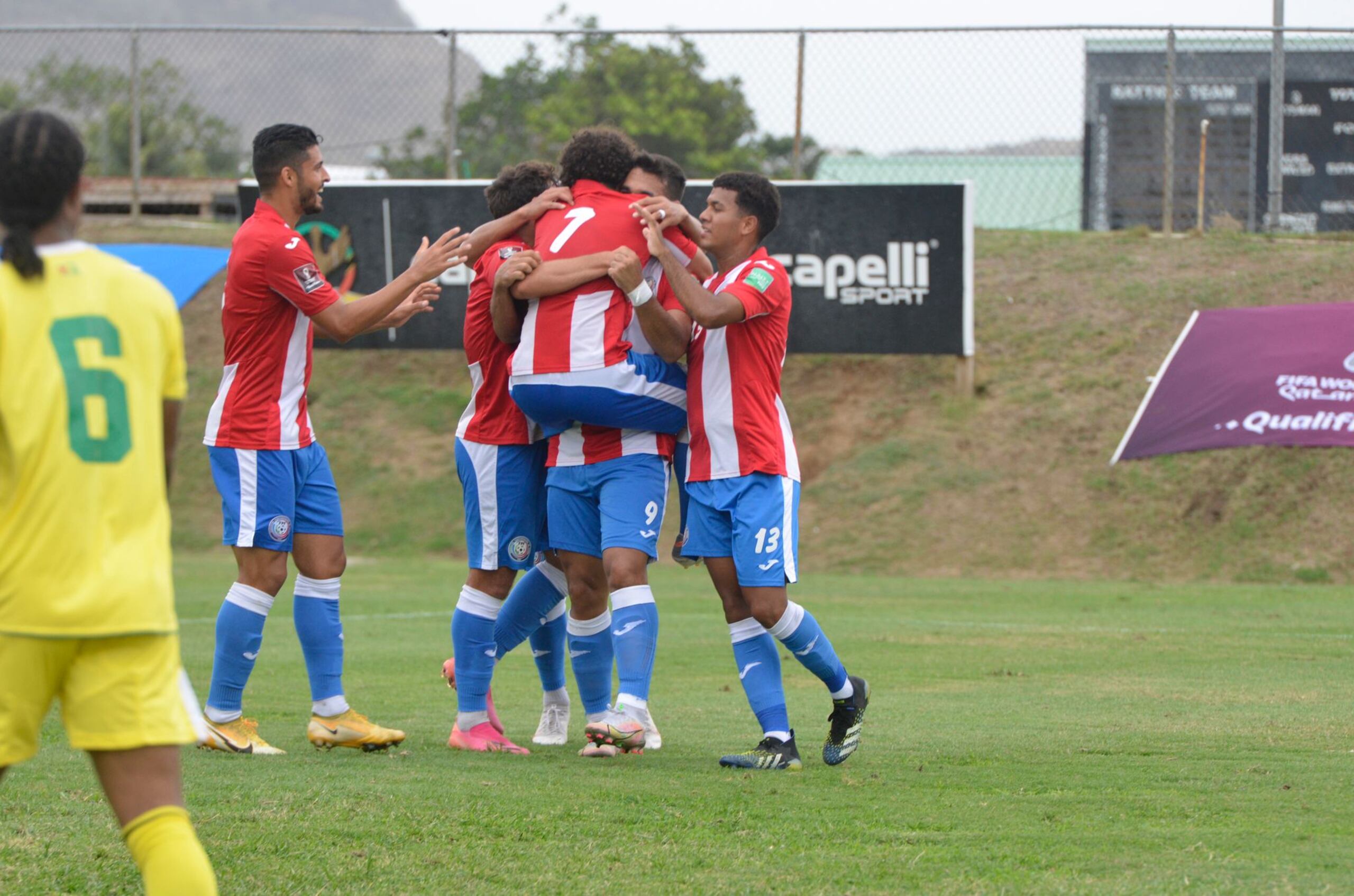 El equipo boricua celebra su primer gol del martes ante el combinado de Guyana.