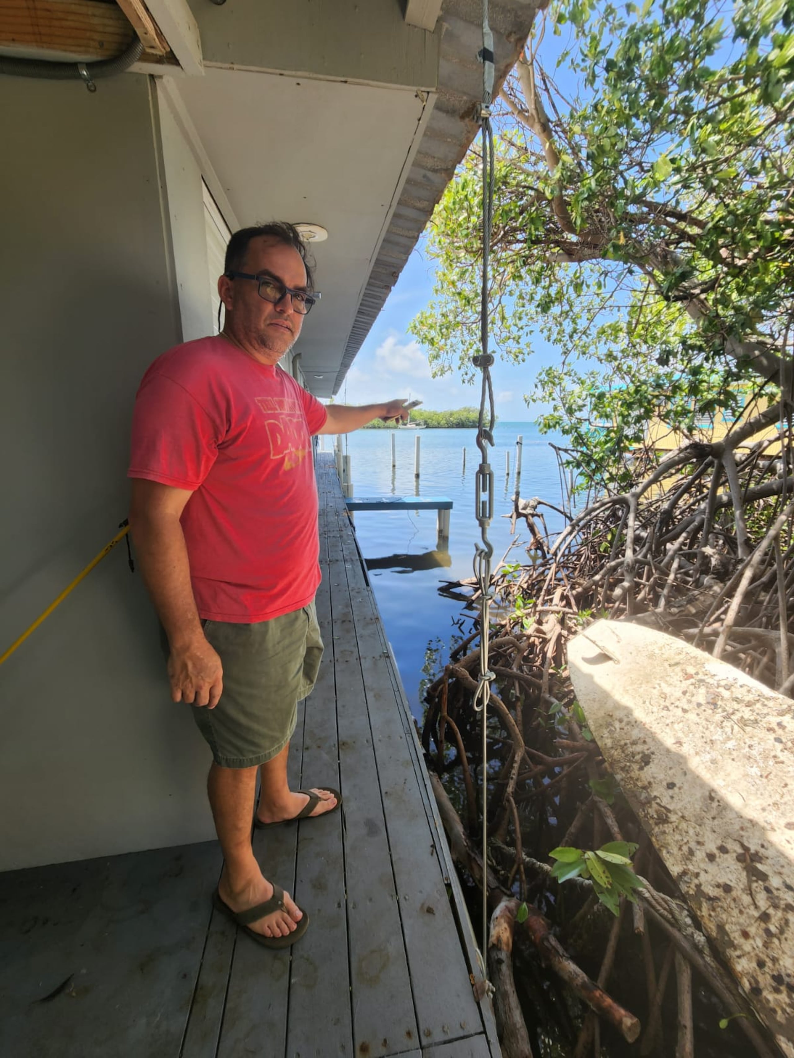 Luis Carlos Ortiz explica los daños que sufrió su residencia flotante en La Parguera por la marejada ciclónica del huracán Fiona.