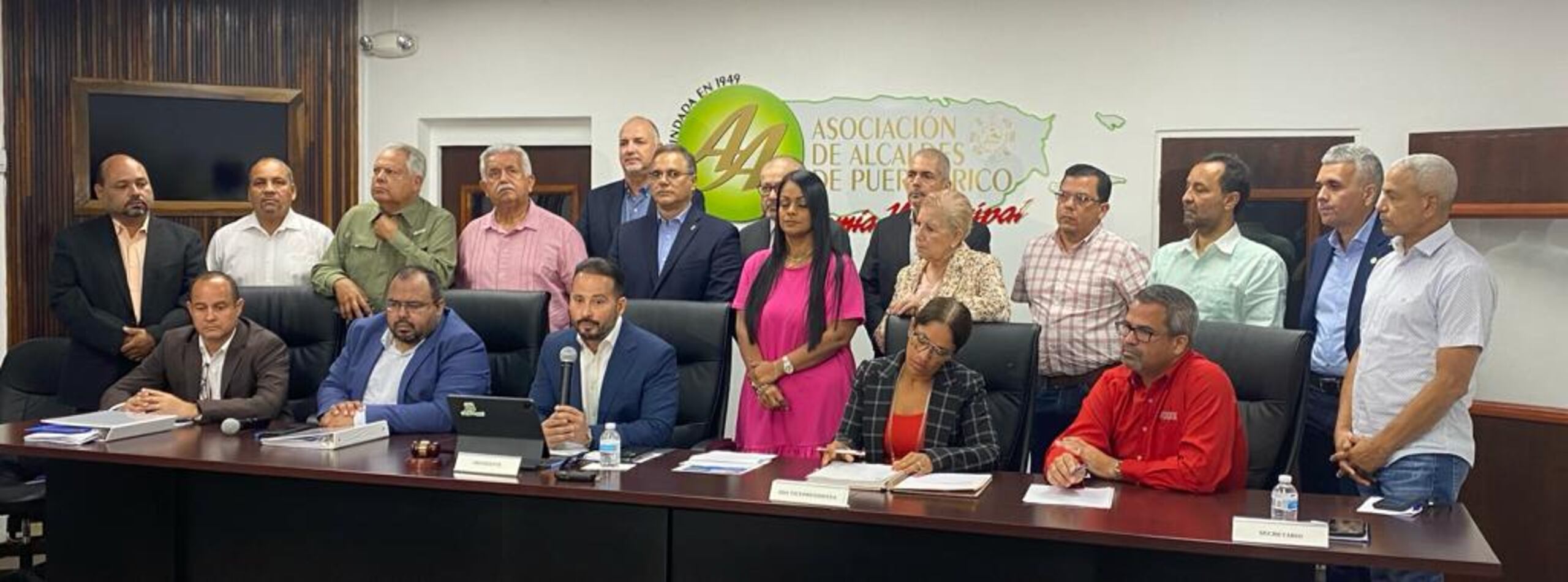 Reunión entre la Asociación de Alcaldes y el secretario de Educación, Eliezer Ramos Parés.