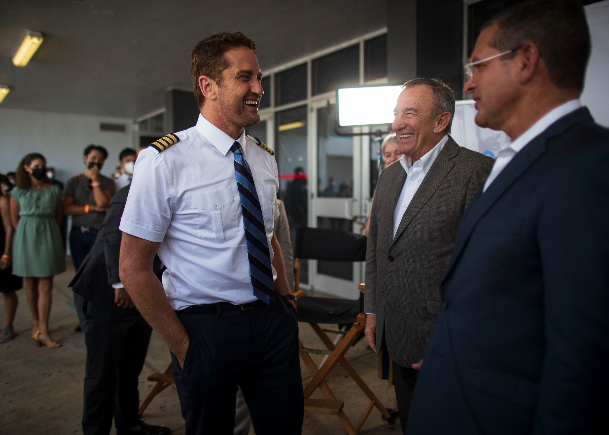 El actor Gerard Butler, a la izquierda, intercambia impresiones con Manuel Cidre y Pedro Pierluisi al finalizar una conferencia de prensa en el Coliseíto Pedrín Zorrilla, en la cual se habló de la filmación en la isla de la película "The Plane".