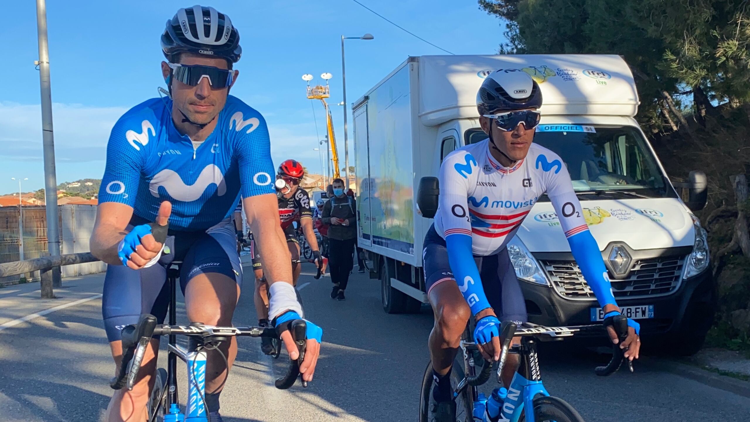 Abner González es fotografiado por el equipo Movistar luego de cruzada la meta en la primera etapa del Tour de la Provence.