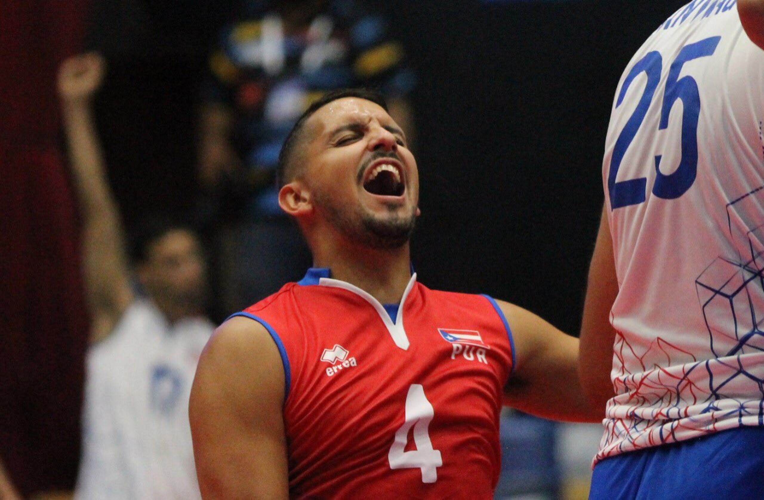 El libero de Puerto Rico Dennis del Valle está jugando en Portugal y se conectó con la reunión Zoom.