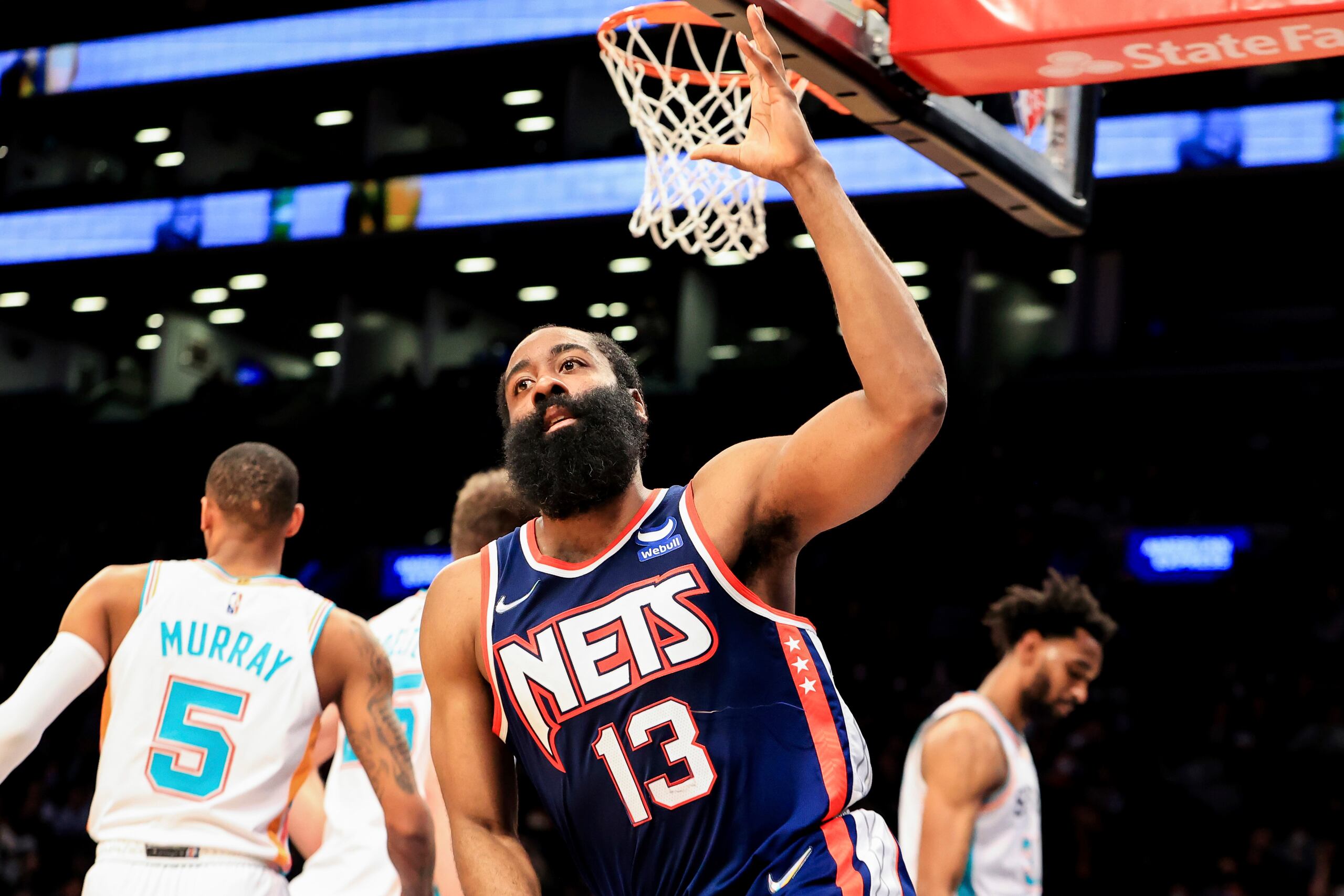 El base de los Nets de Brooklyn James Harden (13) celebra tras anotar una canasta contra los Spurs de San Antonio en un partido de la NBA el 9 de enero del 2022.  (AP Foto/Jessie Alcheh)