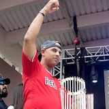 Alex Cora reaparece con la frente en alto