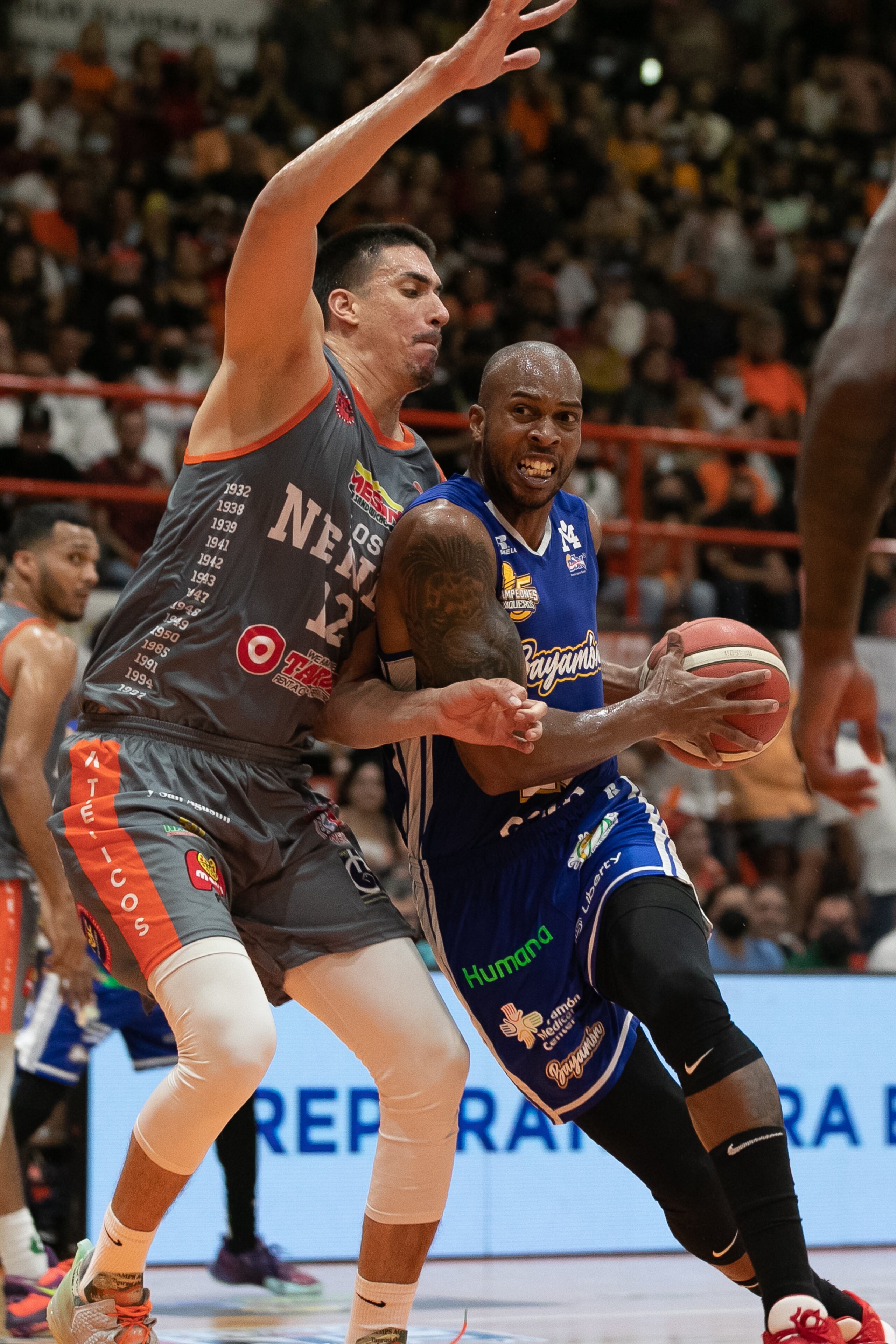 Jorge Brian Díaz, aquí a la izquierda defendiendo a Ismael Romero, jugó nueve temporadas del BSN con los Piratas de Quebradillas.