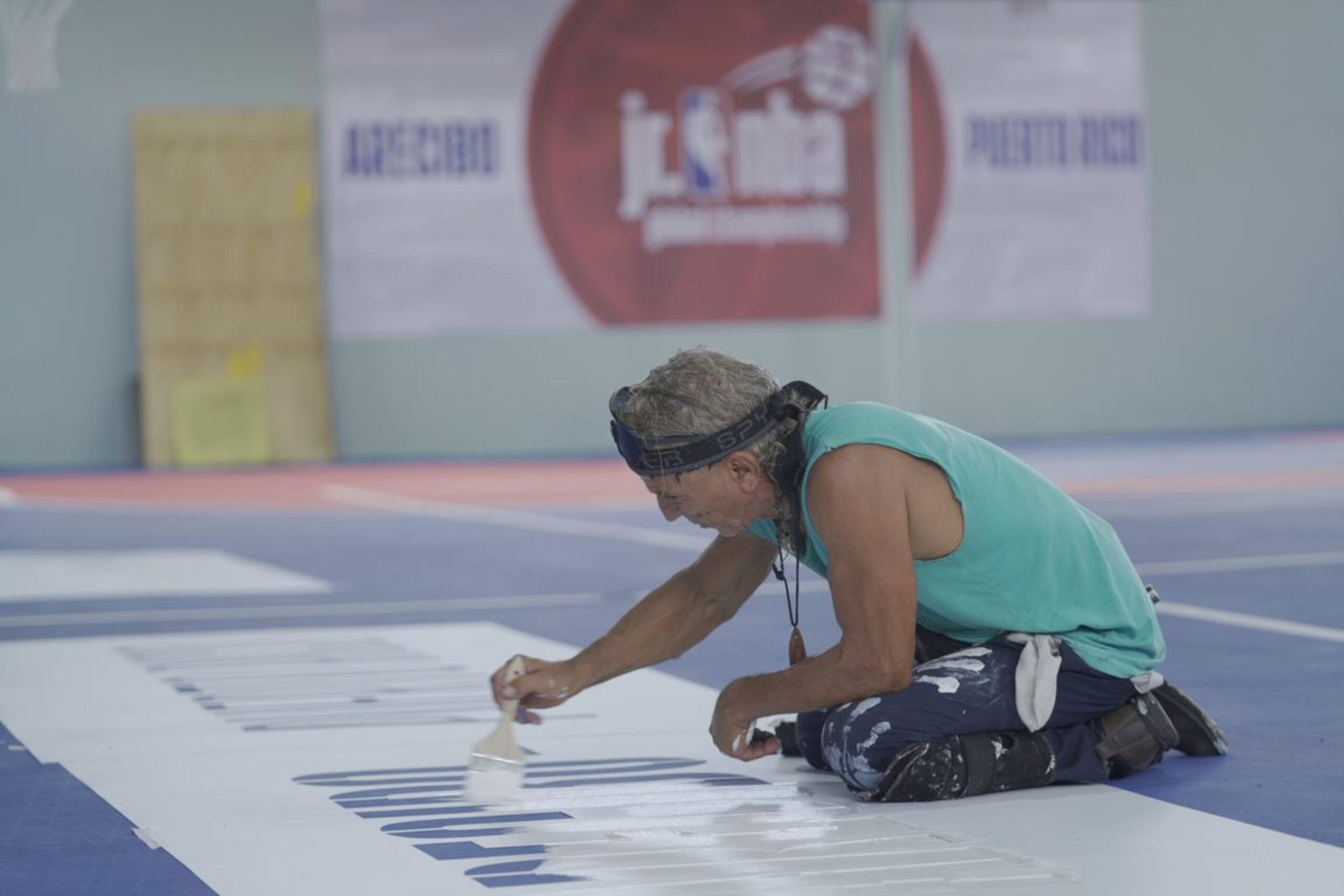 El trabajo realizado en la cancha Sixto Valentín de Arecibo abarcó reparaciones y mejoras en la estructura general – piso, tableros, aros y redes, además de un arreglo de luces y una pintura general.