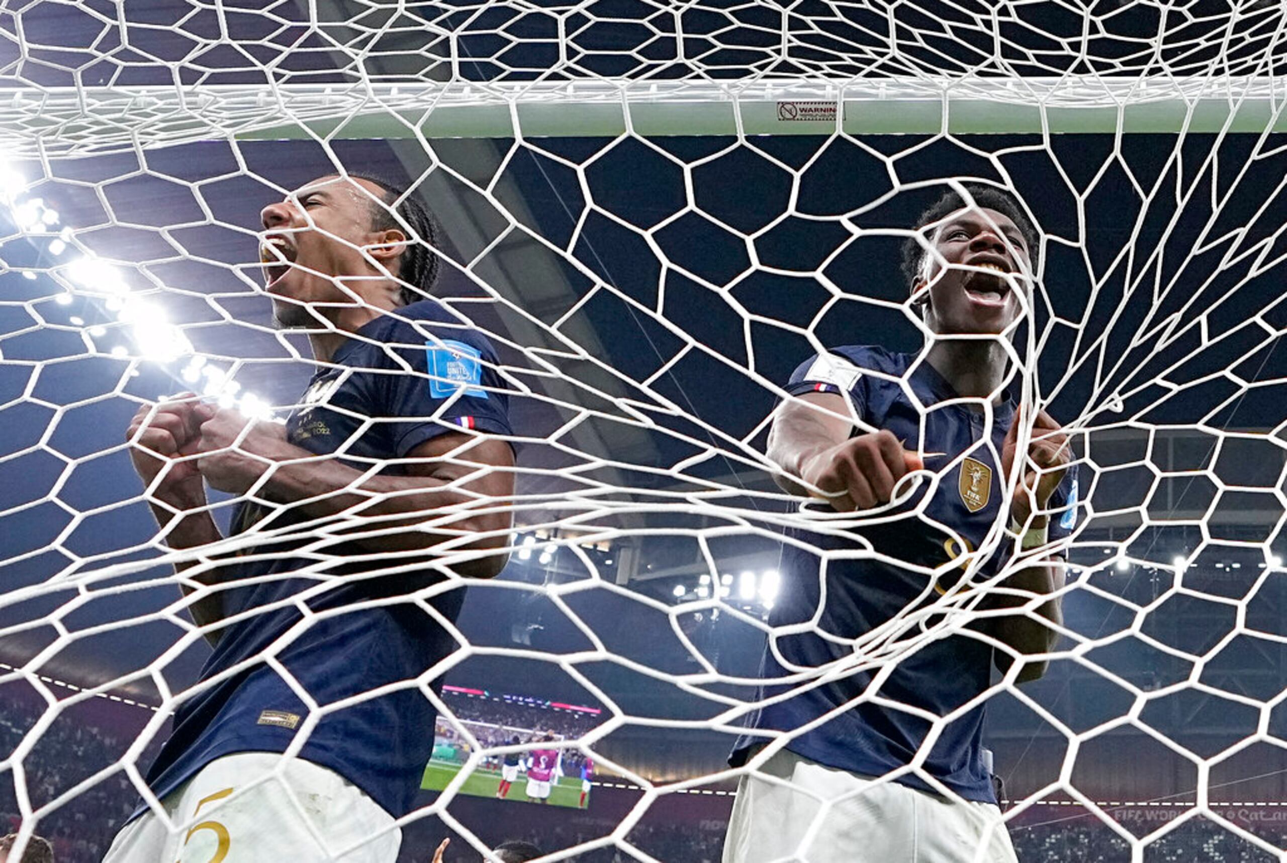 Los franceses Jules Koundé (izquierda) y Aurelien Tchouameni celebran la victoria 2-0 ante Marruecos en la semifinal del Mundial.