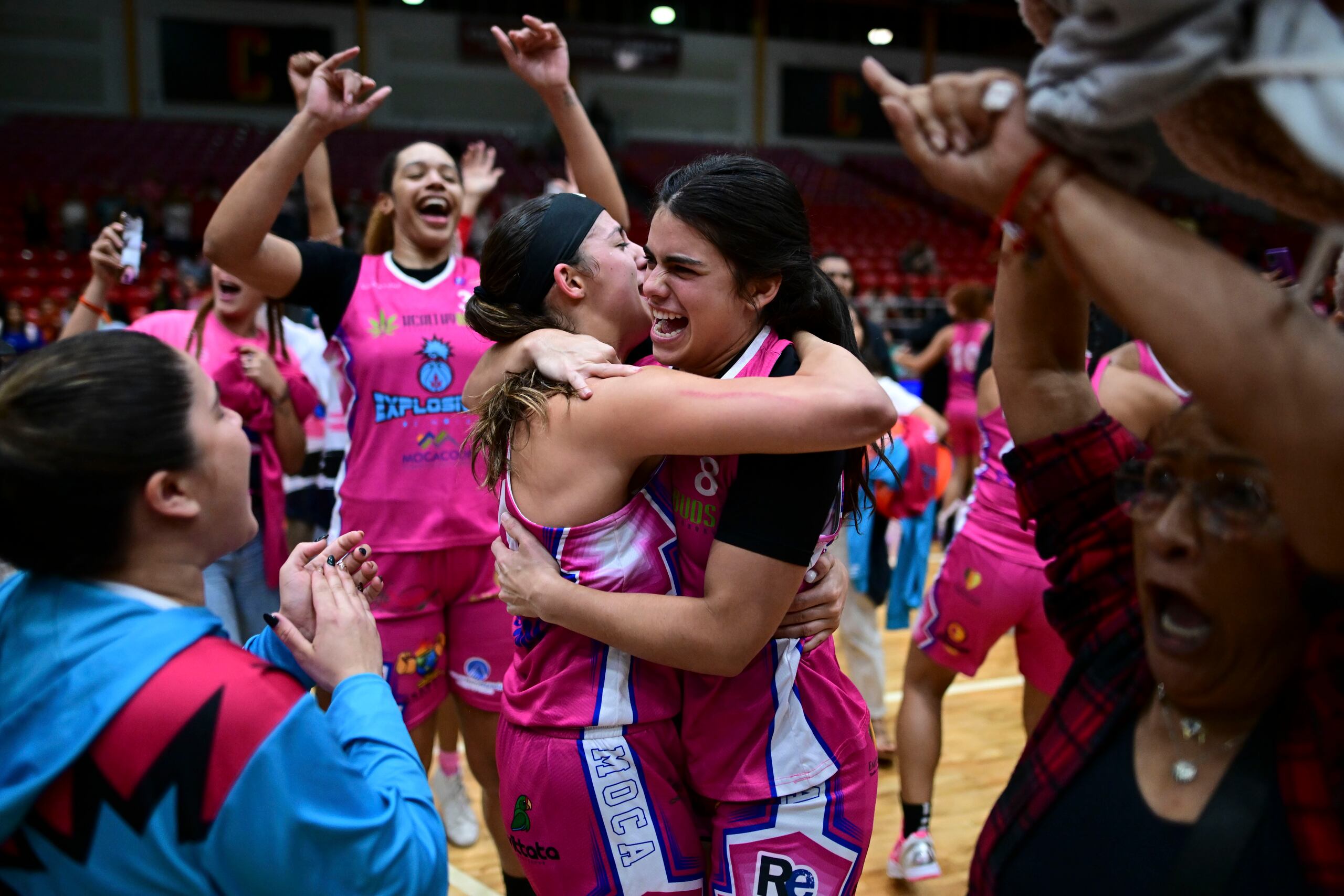 Las Explosivas de Moca continúan hoy en la tarde la celebración del campeonato nacional que conquistaron el domingo en la noche en Carolina.