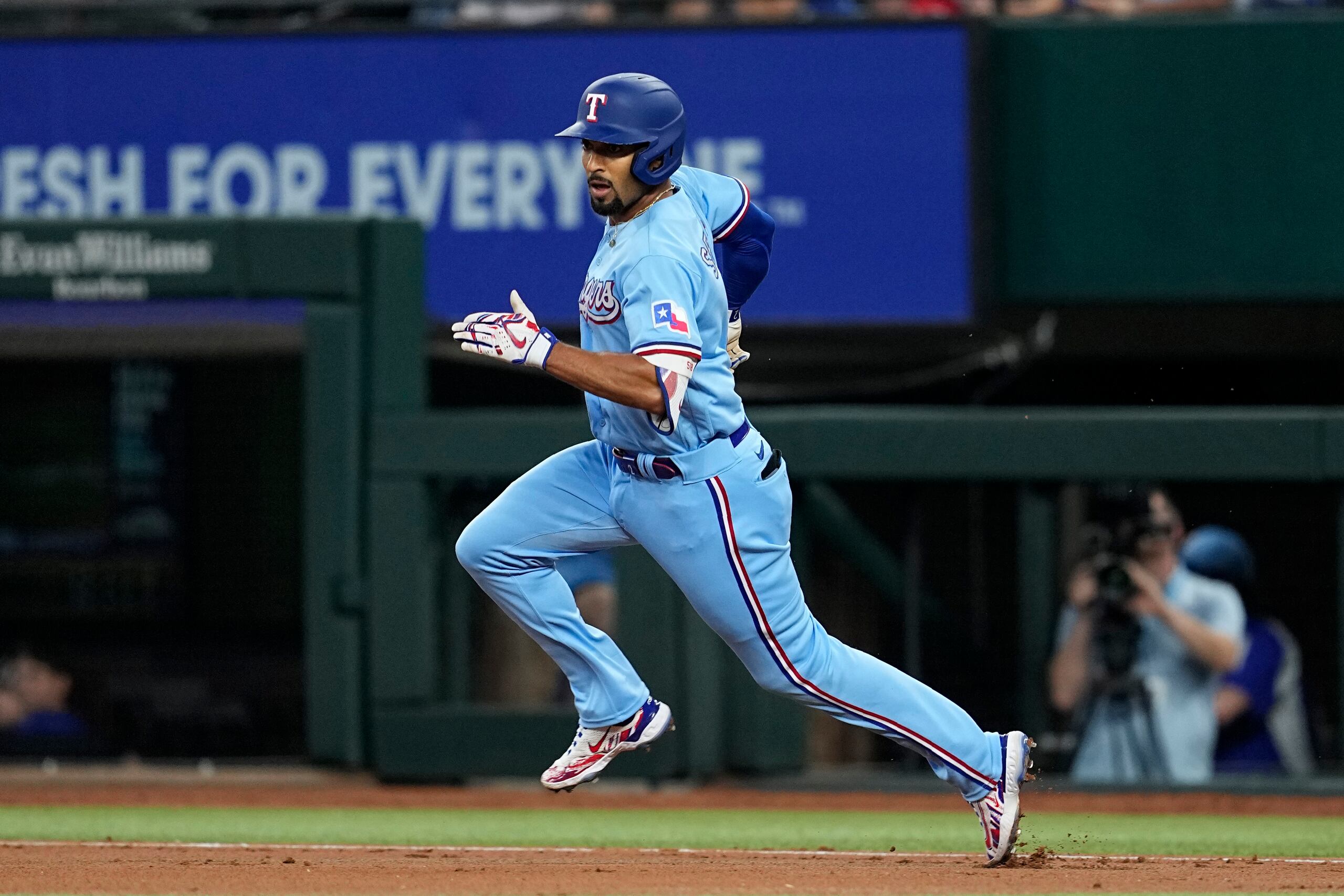 Marcus Semien, de los Rangers de Texas, se dirige hacia segunda base luego de abrir el encuentro con un imaparable que extendió a 23 los partidos consecutivos dando de hit.