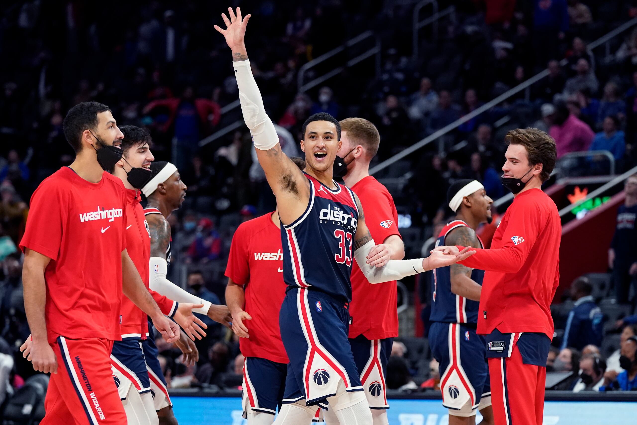 Kyle Kuzma, de los Wizards, provoca al público de los Pistons de Detroit al decirles adiós luego de su decisivo canasto en tiempo extra que le dio a Washington un triunfo de 119-106 sobre Detroit el miércoles.