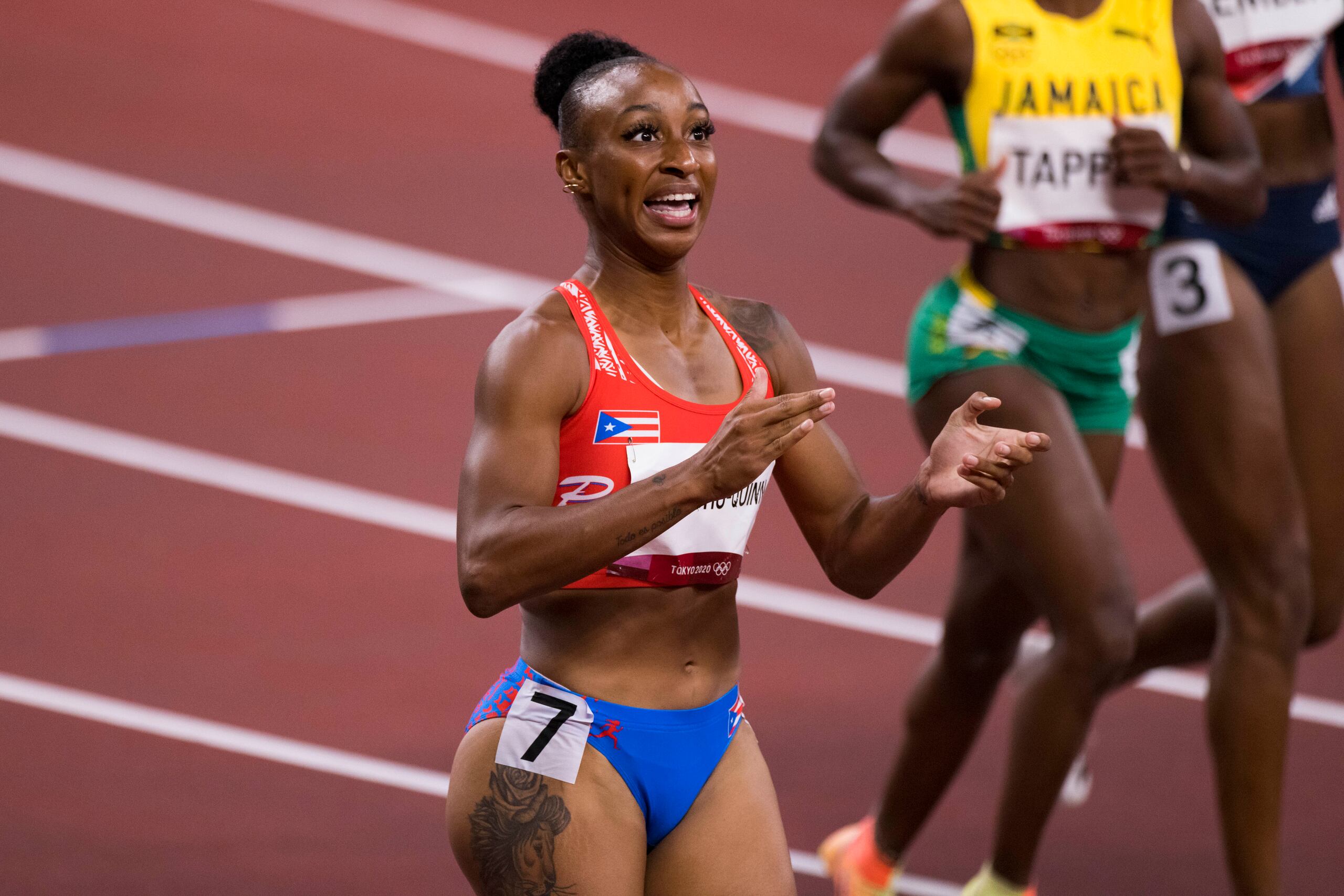 Jasmine Camacgo-Quinn pasa a la final de los 100 metros con vallas con tiempo de 12.26 segundos, lo que representa un récord olímpico.