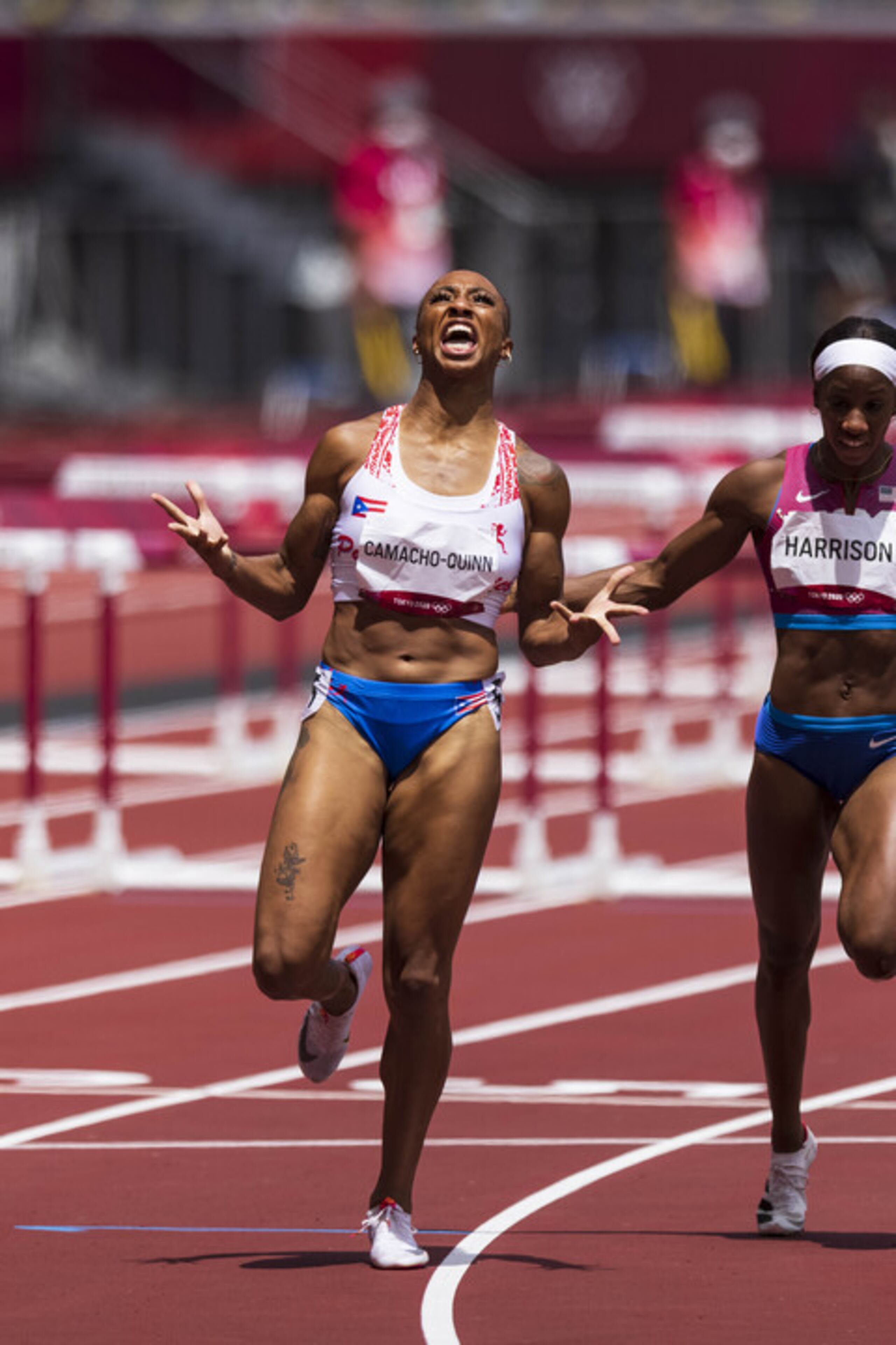 La atleta celebra tras cruzar la meta, ganando así su 15 de 16 carreras hechas en el año. La única que no ganó fue una en la que no pudo competir en la fina porque cometió una falsa salida.