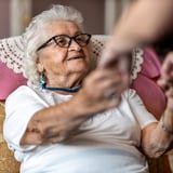 Si estás al cuidado de personas con diversidad funcional, mayores y mascotas, esto lo que debes hacer