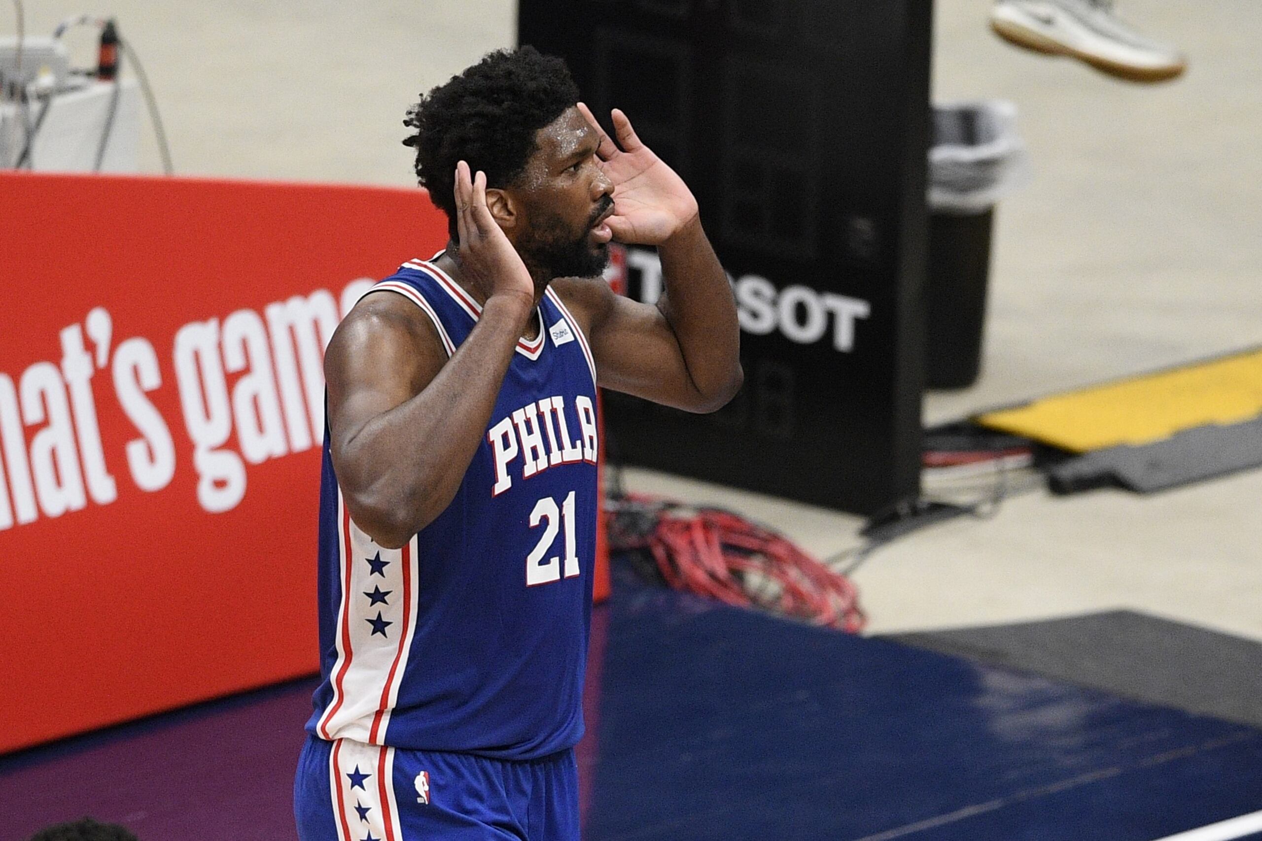 Joel Embiid, de los 76ers de Filadelfia, reta al público tras realizar una clavada ante los Wizards de Washington.