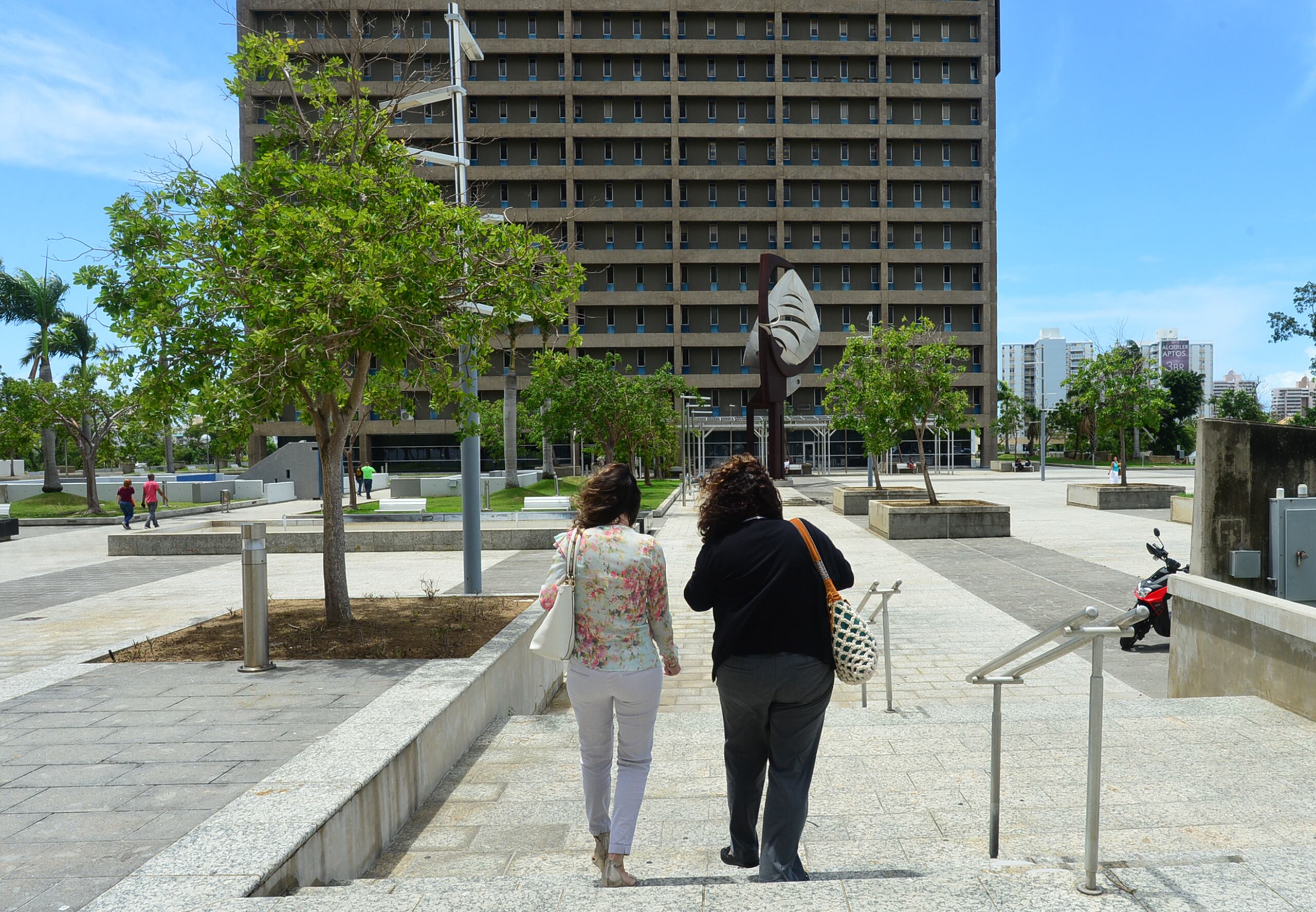 Empleados públicos caminan por la plazoleta del Centro Gubernamental de Minillas, en Santurce.