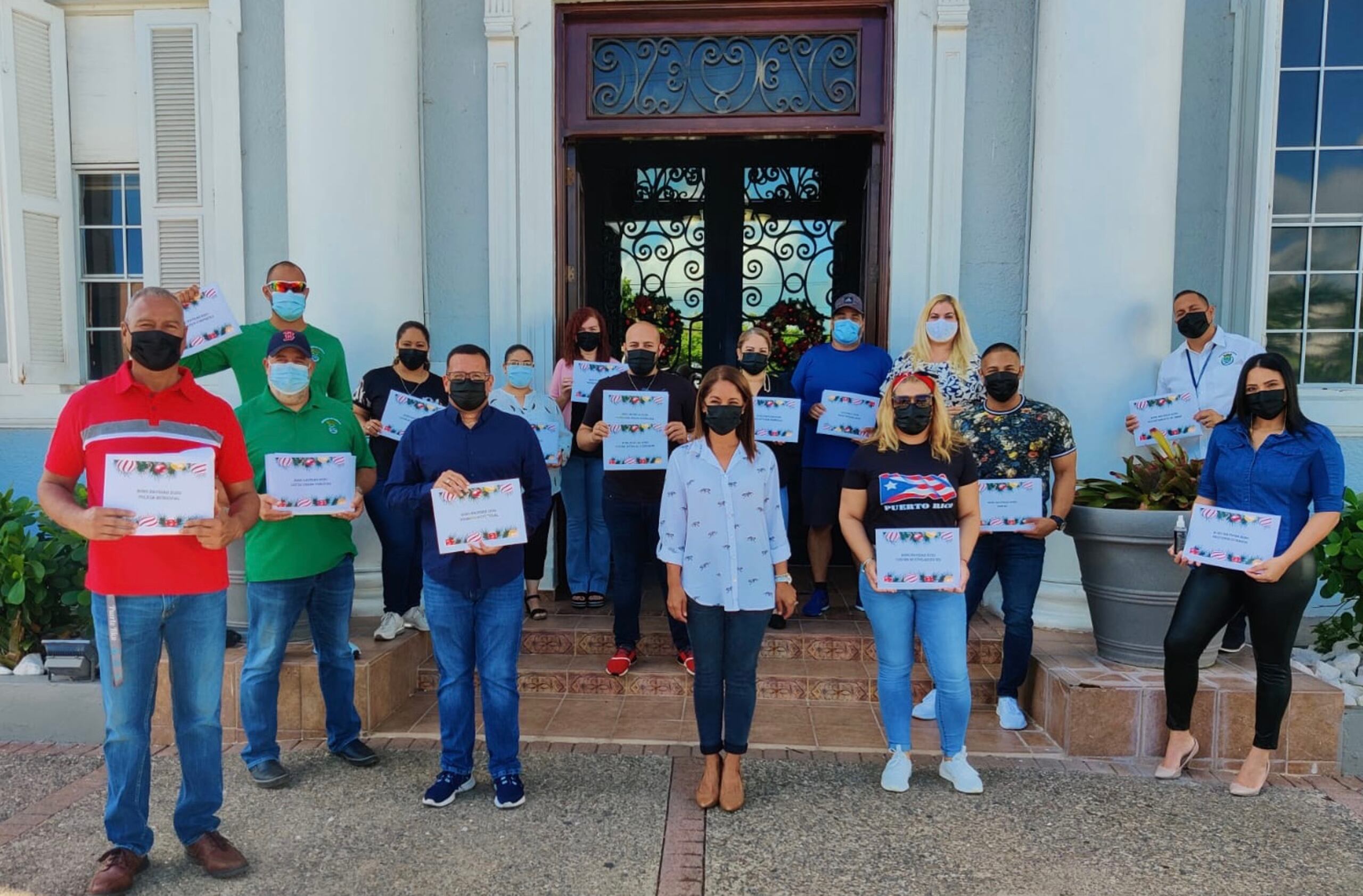 La alcaldesa de Salinas, Karilyn Bonilla Colón, informó que en la mañana de hoy hizo entrega del bono navideño.