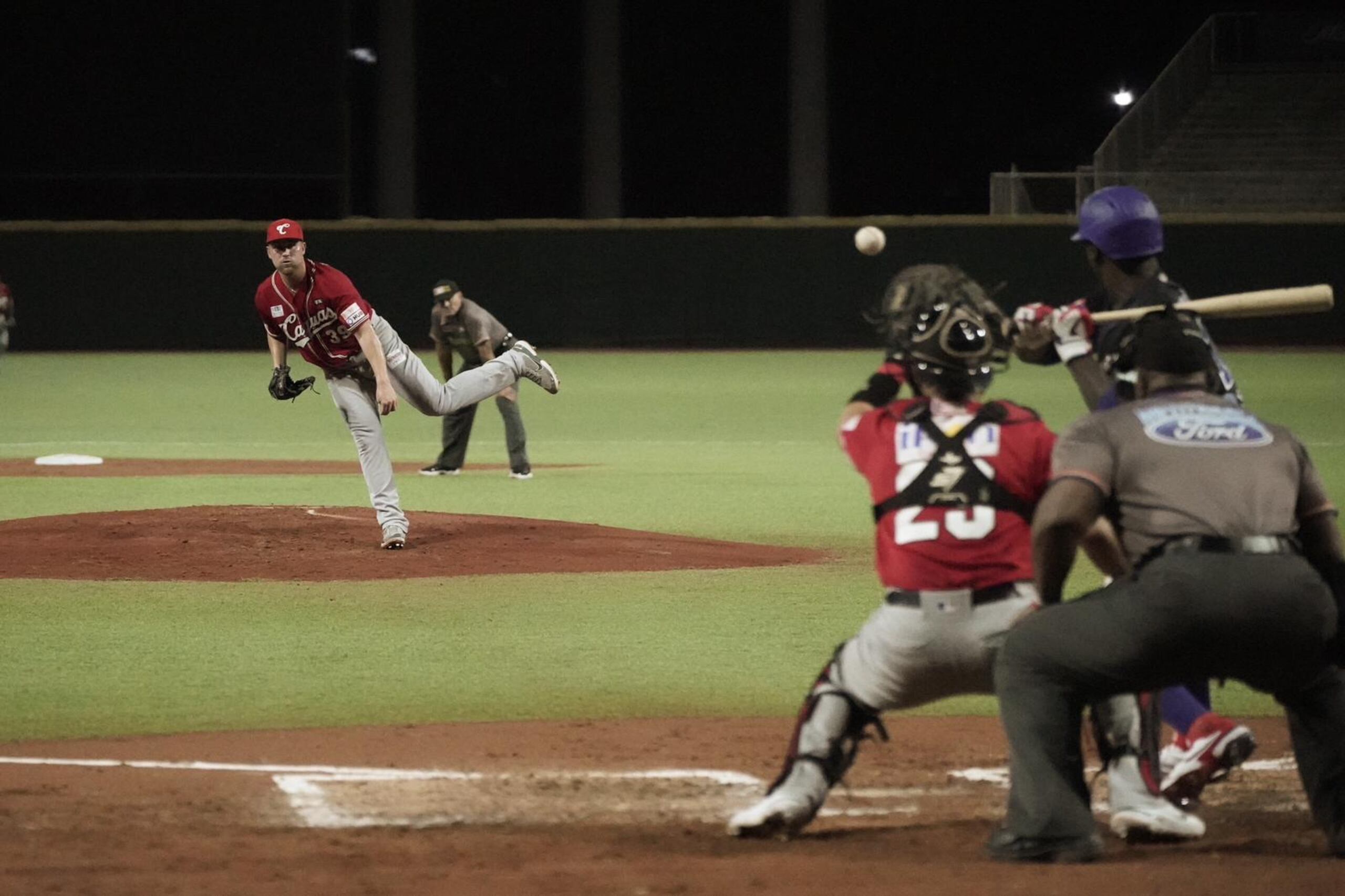 Los Criollos de Caguas cayeron derrotados en entradas extra ante los Cangrejeros de Santurce en el Hiram Bithorn el sábado.