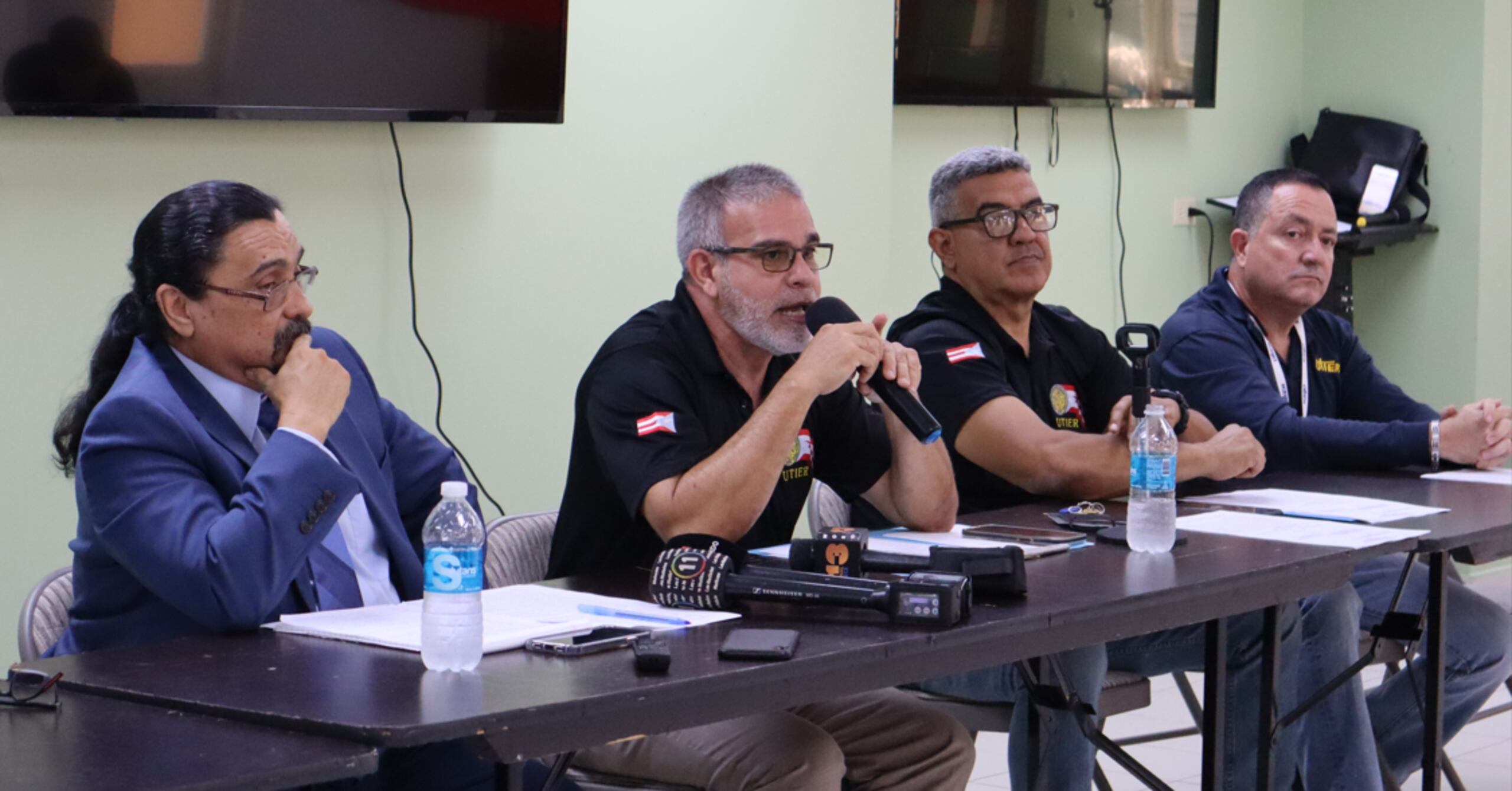 El presidente de la UTIER, Ángel Figueroa Jaramillo, junto a su abogado José Rodríguez Jiménez (izquierda) y otros miembros de la directiva de la unión hablan sobre la demanda incoada.