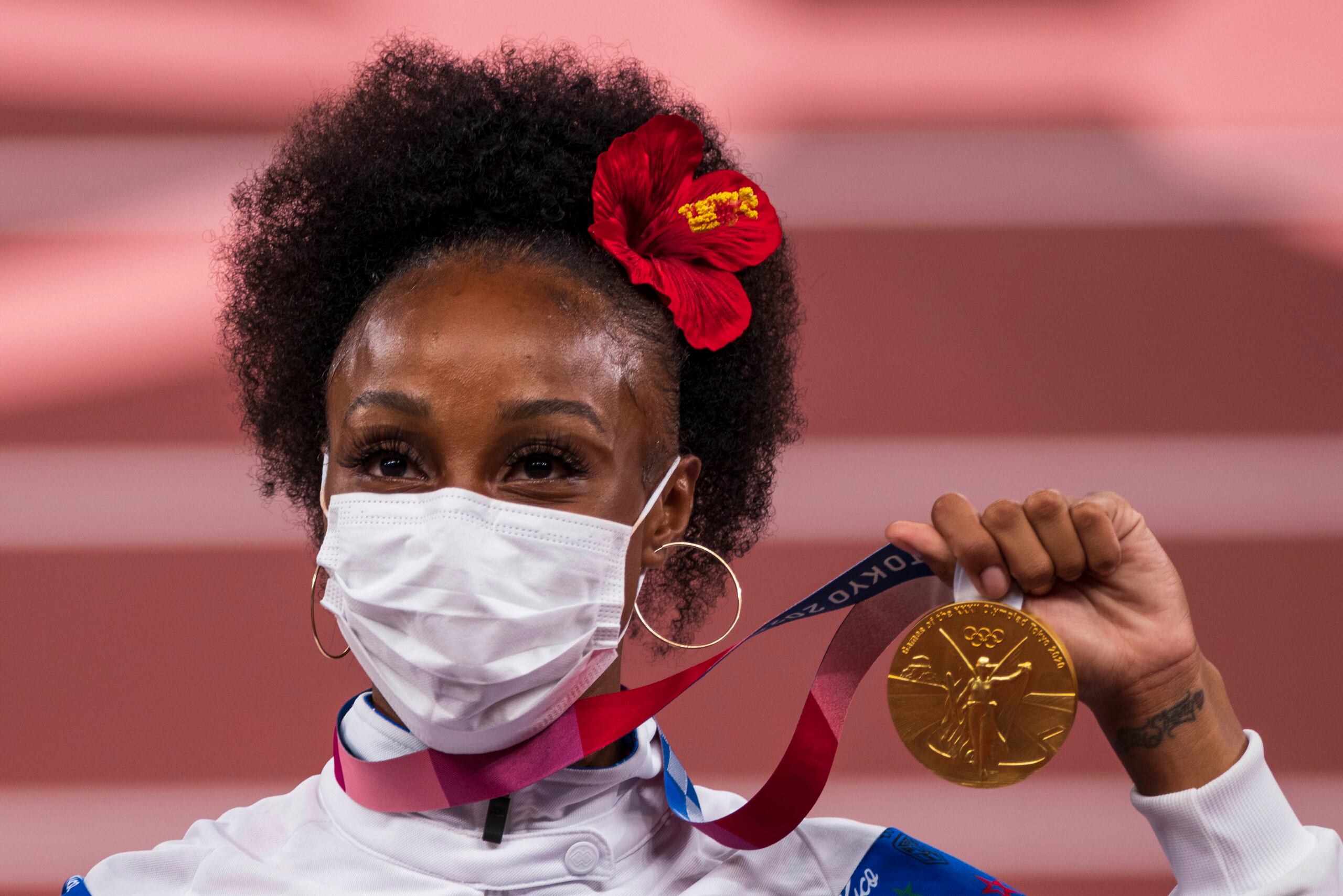 Jasmine Camacho-Quinn recibe su medalla de oro las Olimpiadas Tokio 2020.