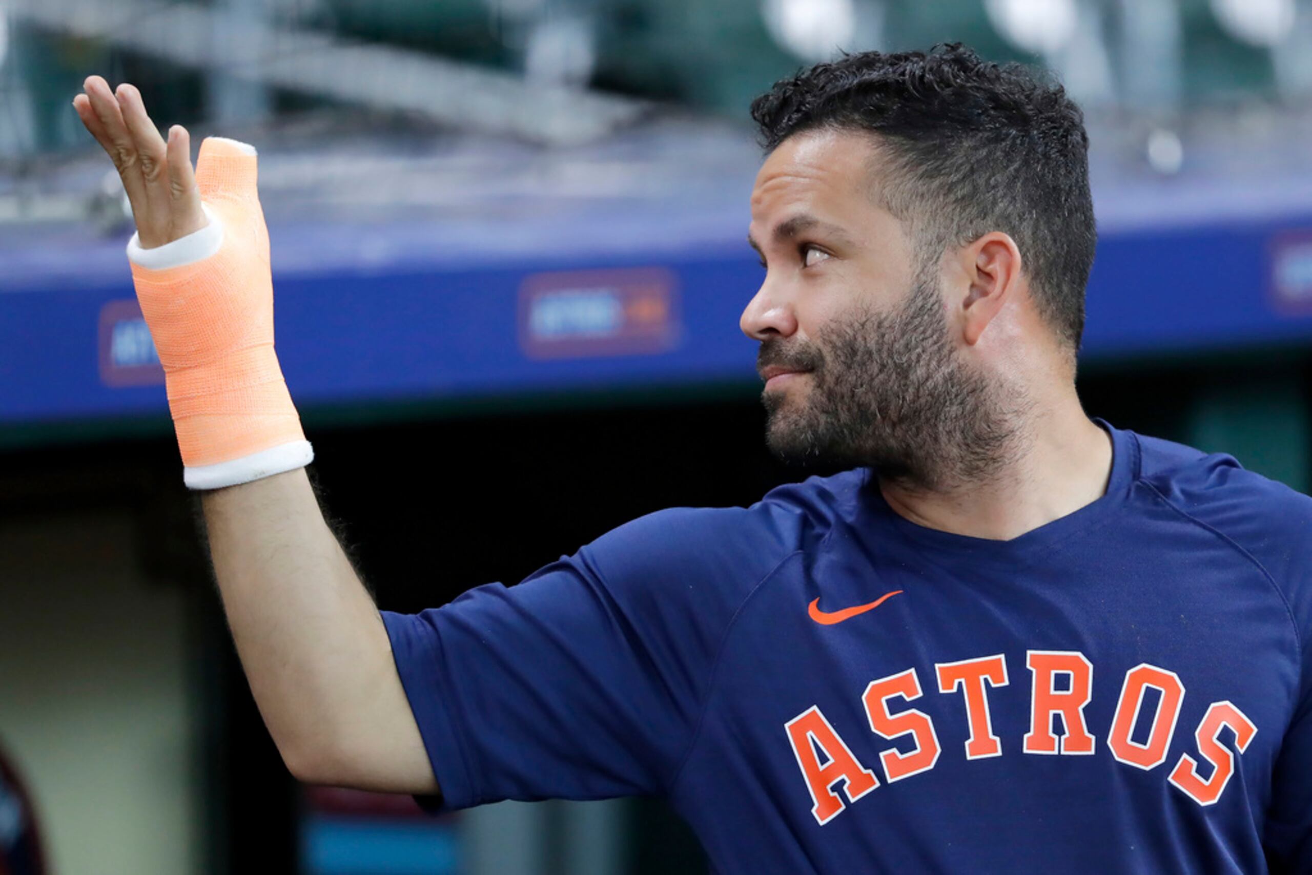 José Altuve tuvo un yeso durante varias semanas.